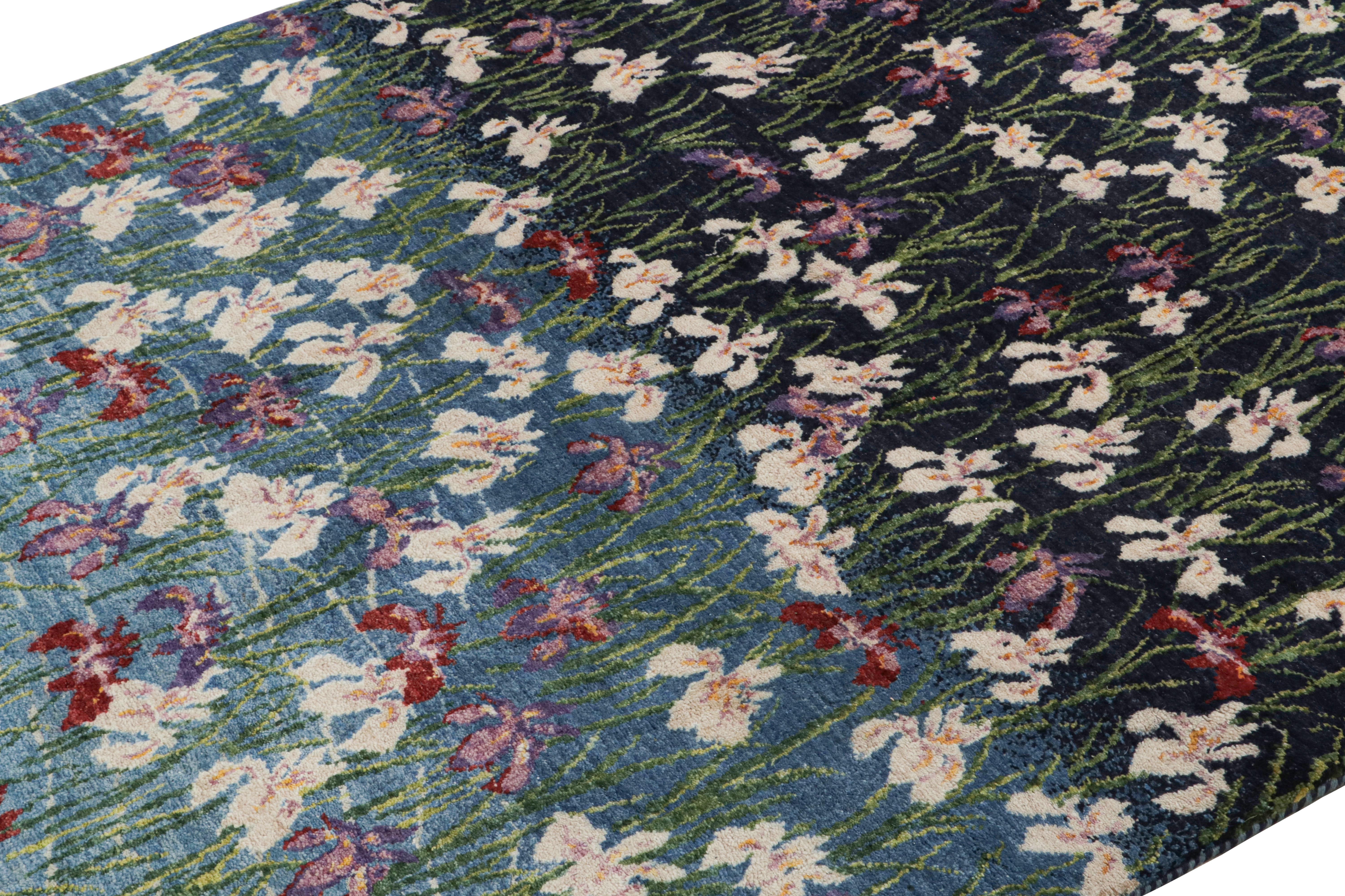 Pakistanais Rug & Kilim's Contemporary Rug in Blue with Floral Patterns (tapis contemporain bleu à motifs floraux) en vente