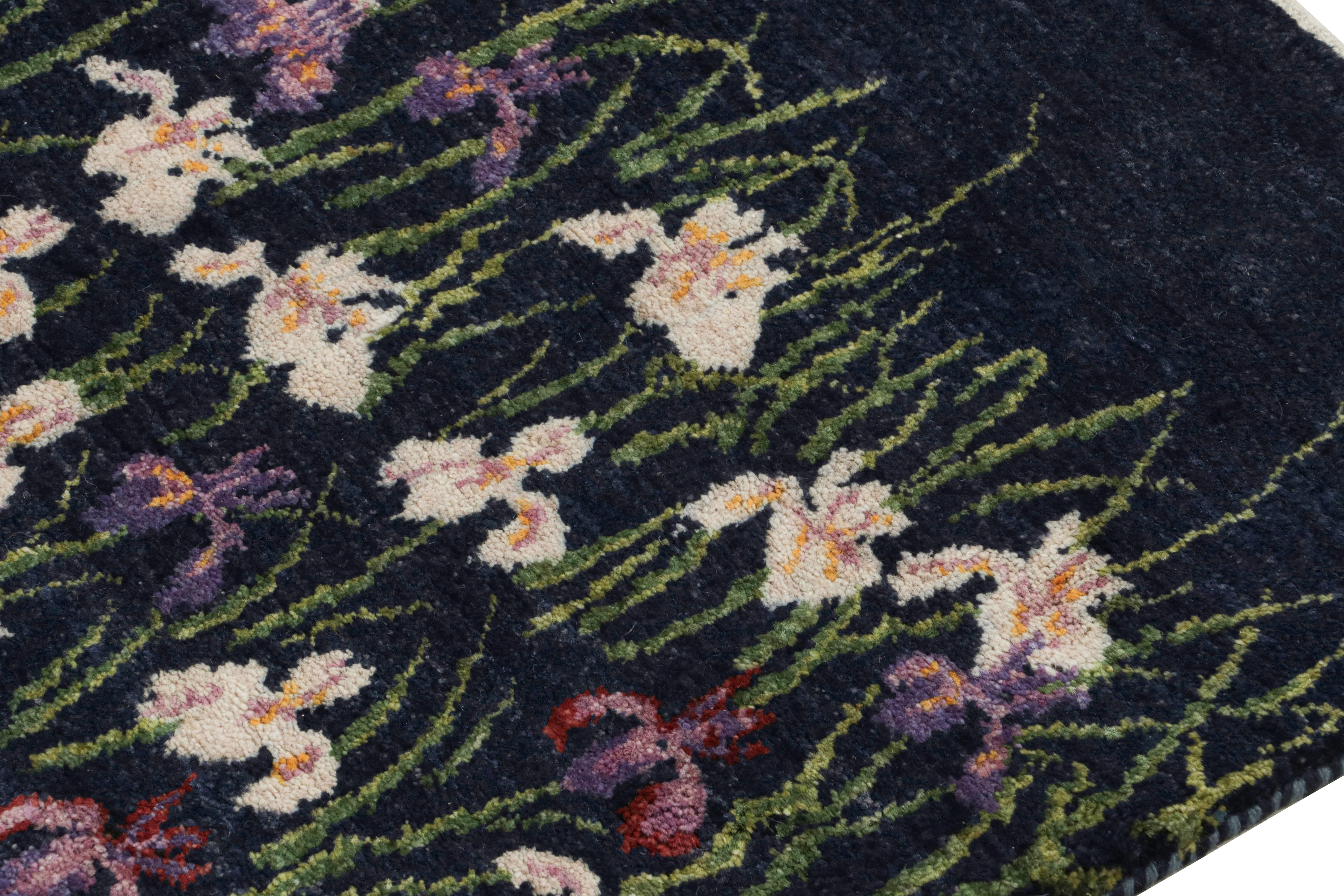 Noué à la main Rug & Kilim's Contemporary Rug in Blue with Floral Patterns (tapis contemporain bleu à motifs floraux) en vente
