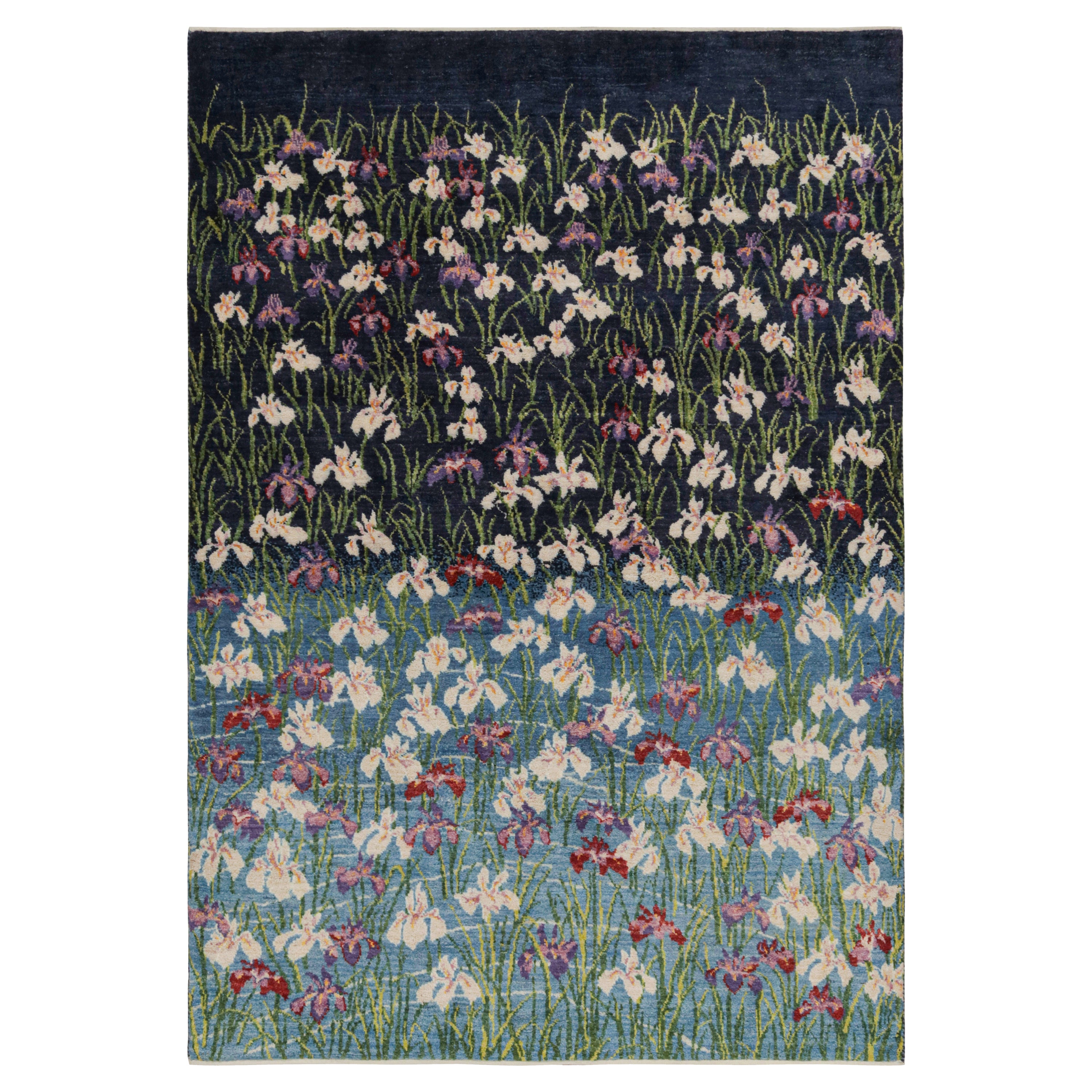 Alfombra contemporánea Rug & Kilim en azul con motivos florales en venta