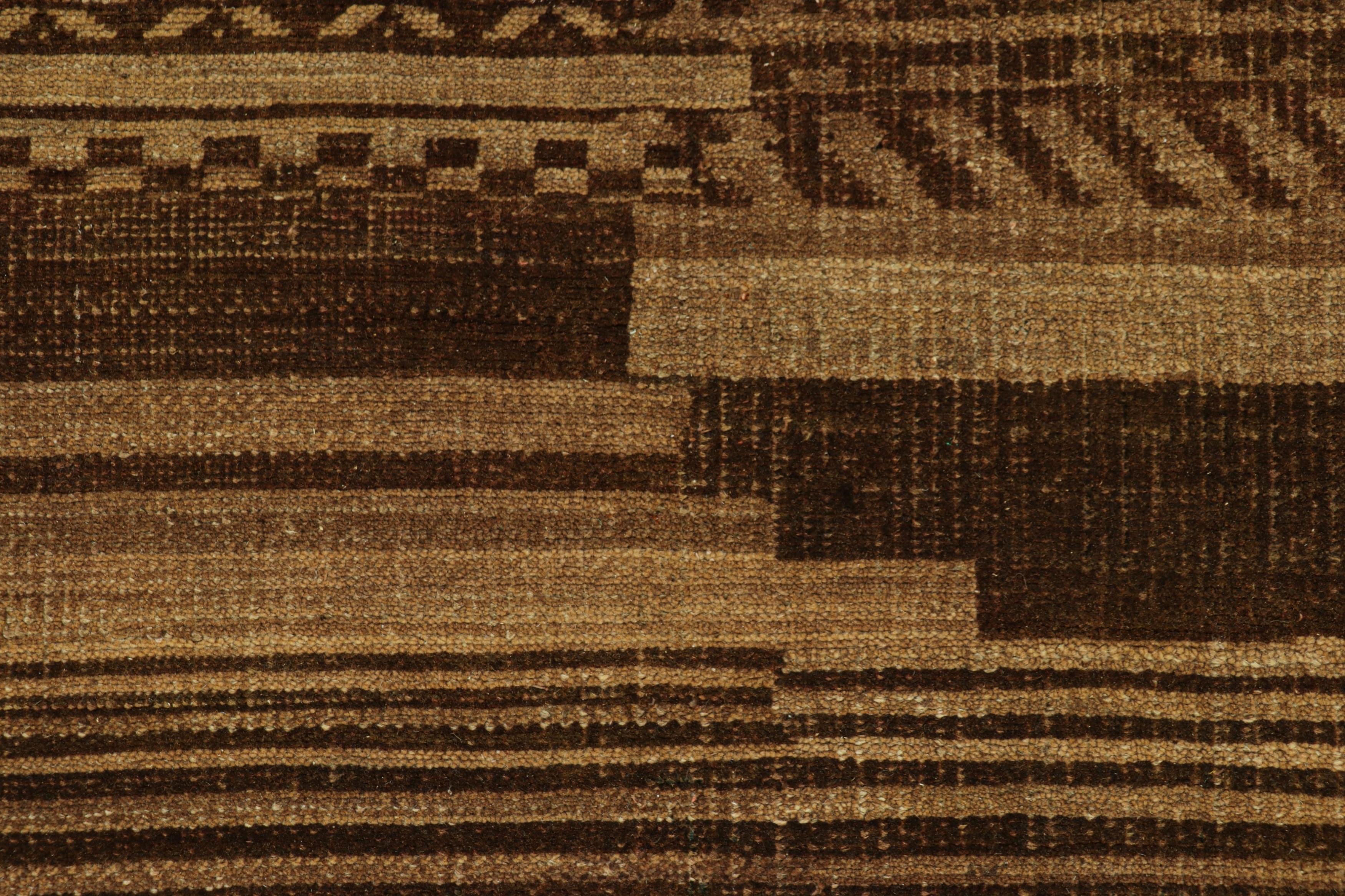 Moderno Rug & Kilim è un tappeto contemporaneo nei toni del marrone e del taupe con strisce e striature in vendita