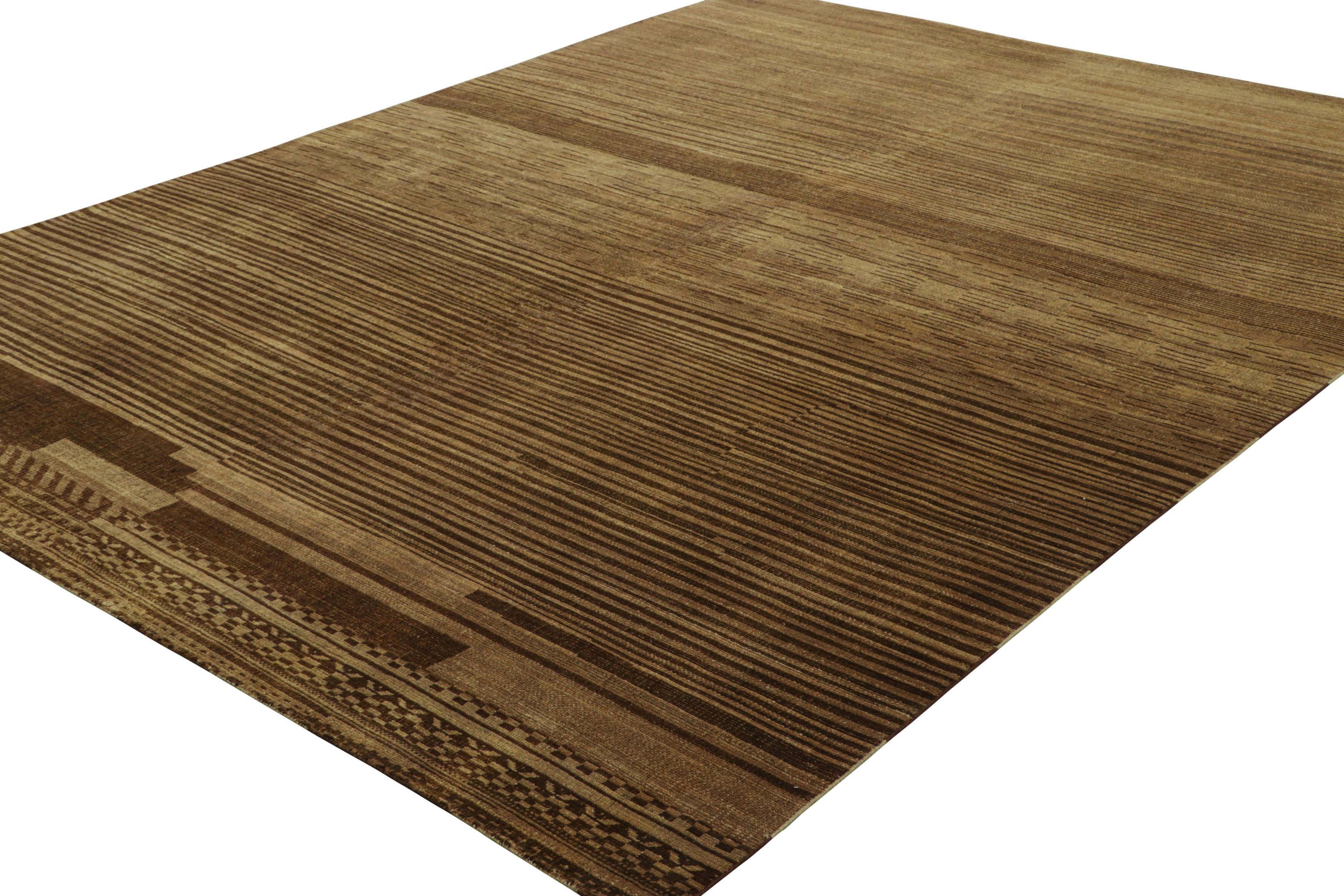 Indiano Rug & Kilim è un tappeto contemporaneo nei toni del marrone e del taupe con strisce e striature in vendita