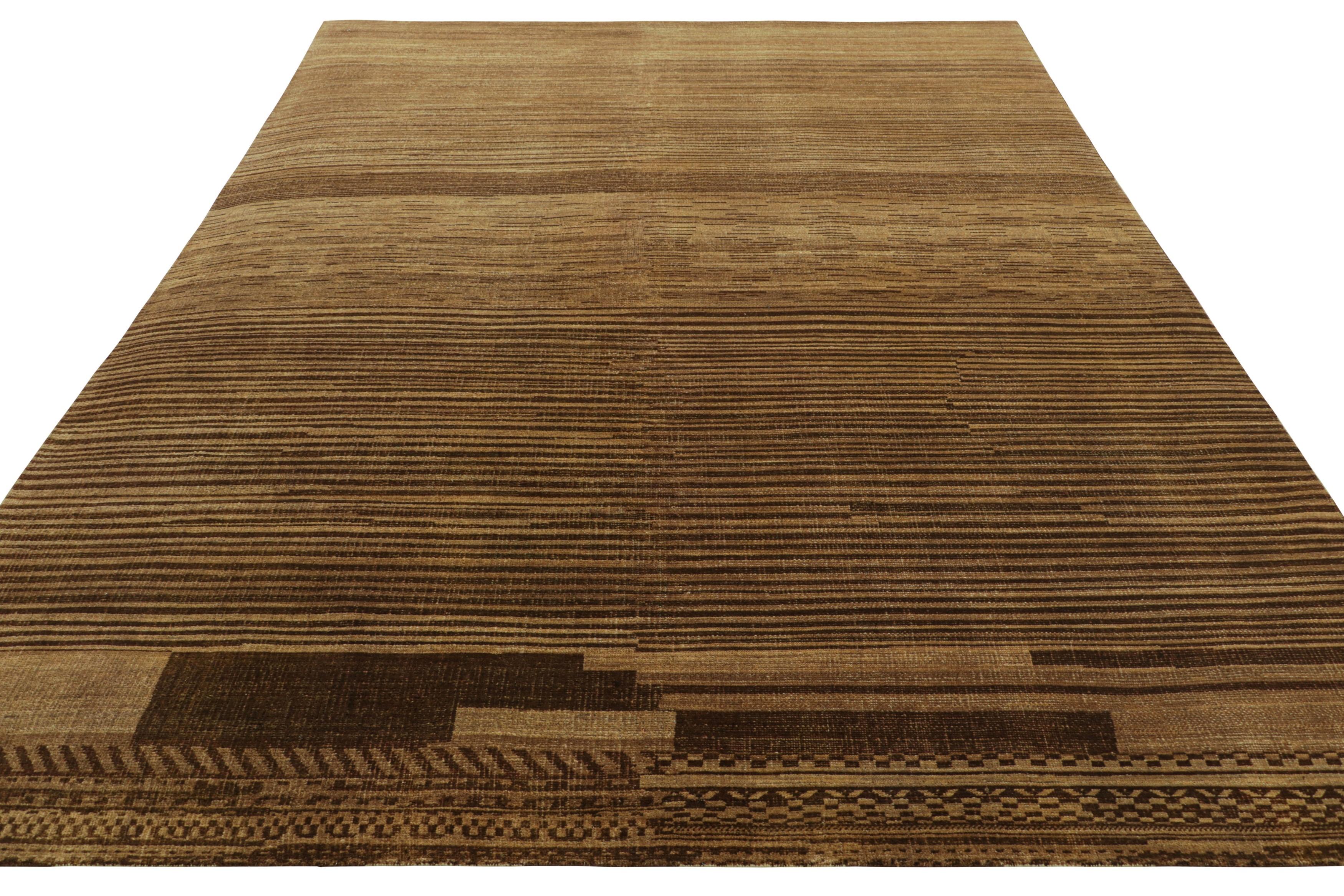 Annodato a mano Rug & Kilim è un tappeto contemporaneo nei toni del marrone e del taupe con strisce e striature in vendita