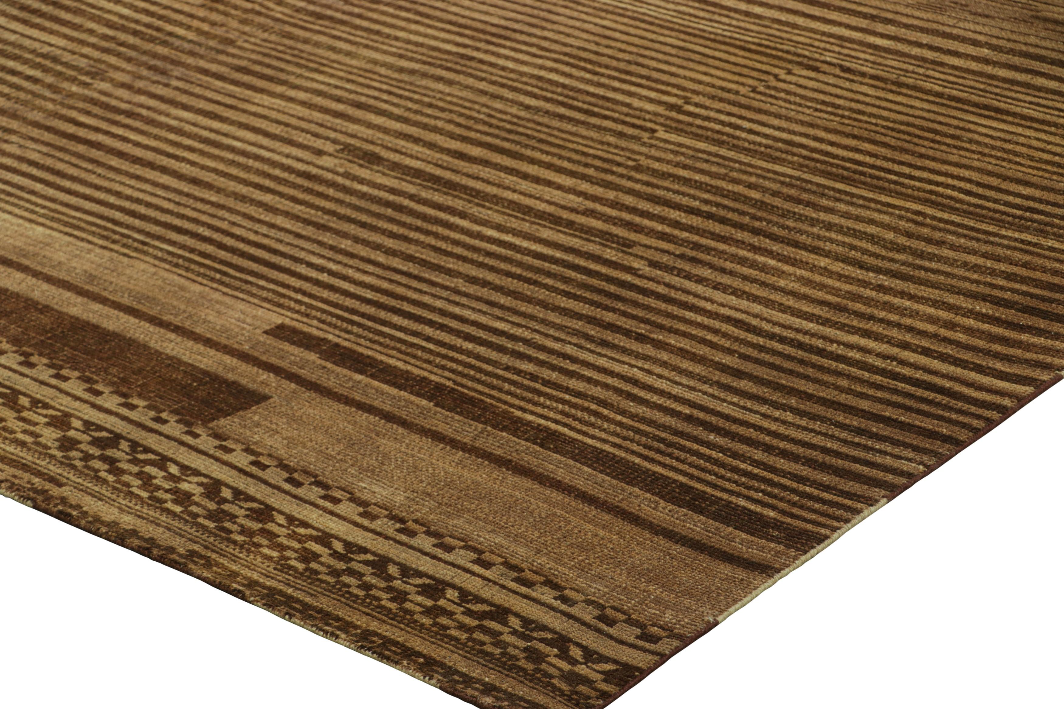 Rug & Kilim è un tappeto contemporaneo nei toni del marrone e del taupe con strisce e striature In condizioni Nuovo in vendita a Long Island City, NY