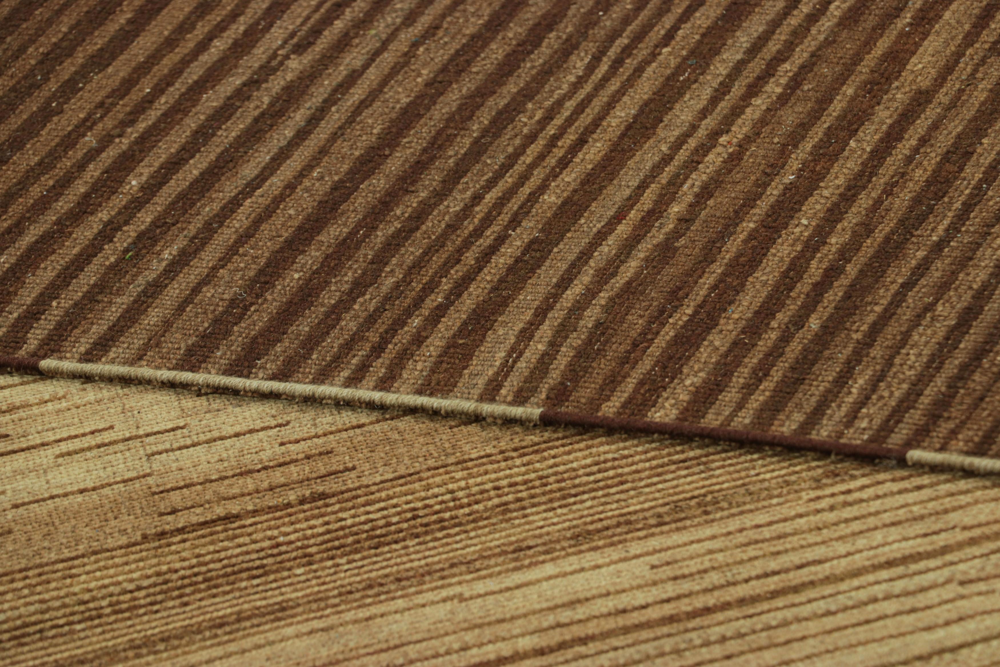 XXI secolo e contemporaneo Rug & Kilim è un tappeto contemporaneo nei toni del marrone e del taupe con strisce e striature in vendita