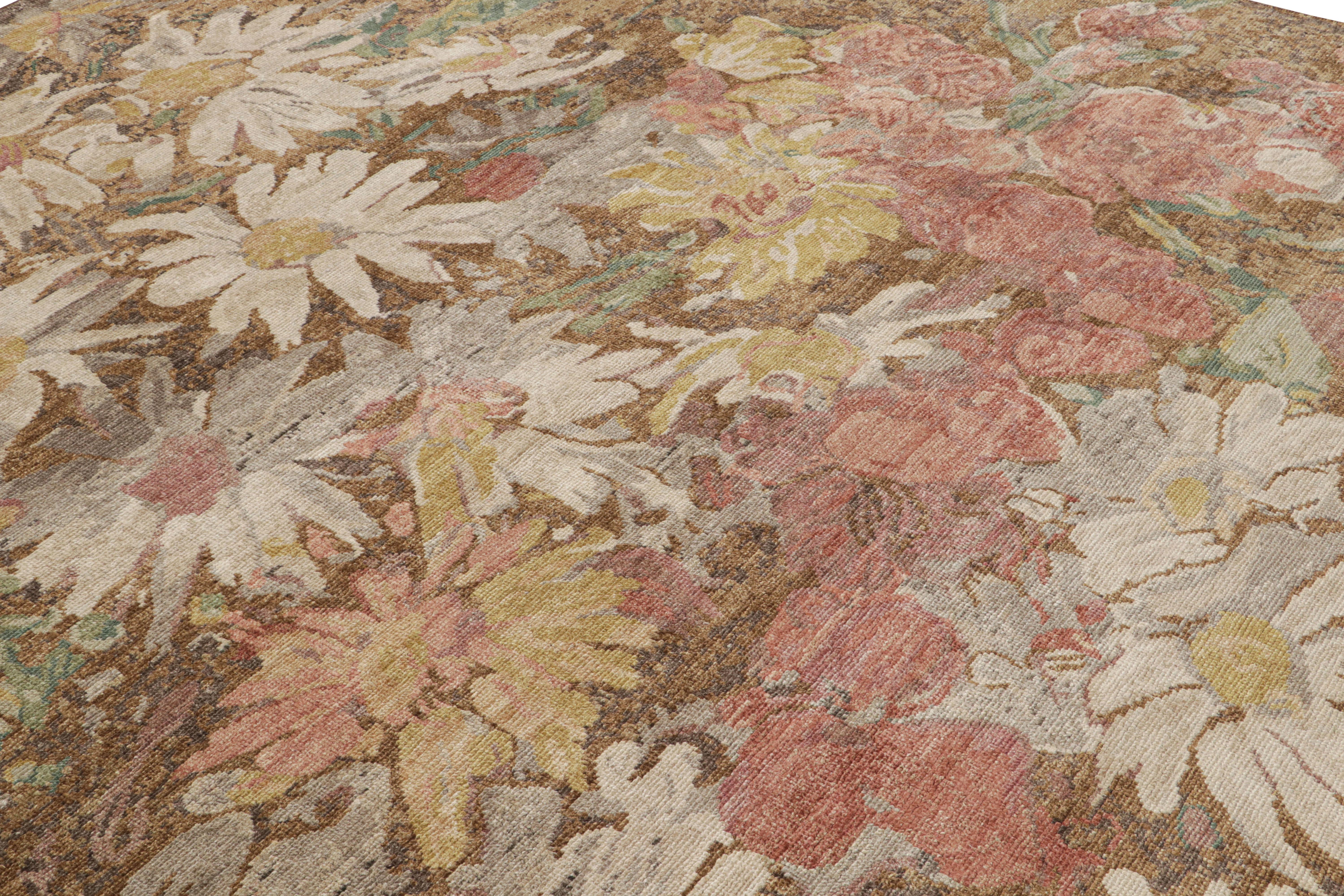 Rug & Kilim's Zeitgenössischer Teppich in Braun mit Blumenmustern (Indisch) im Angebot