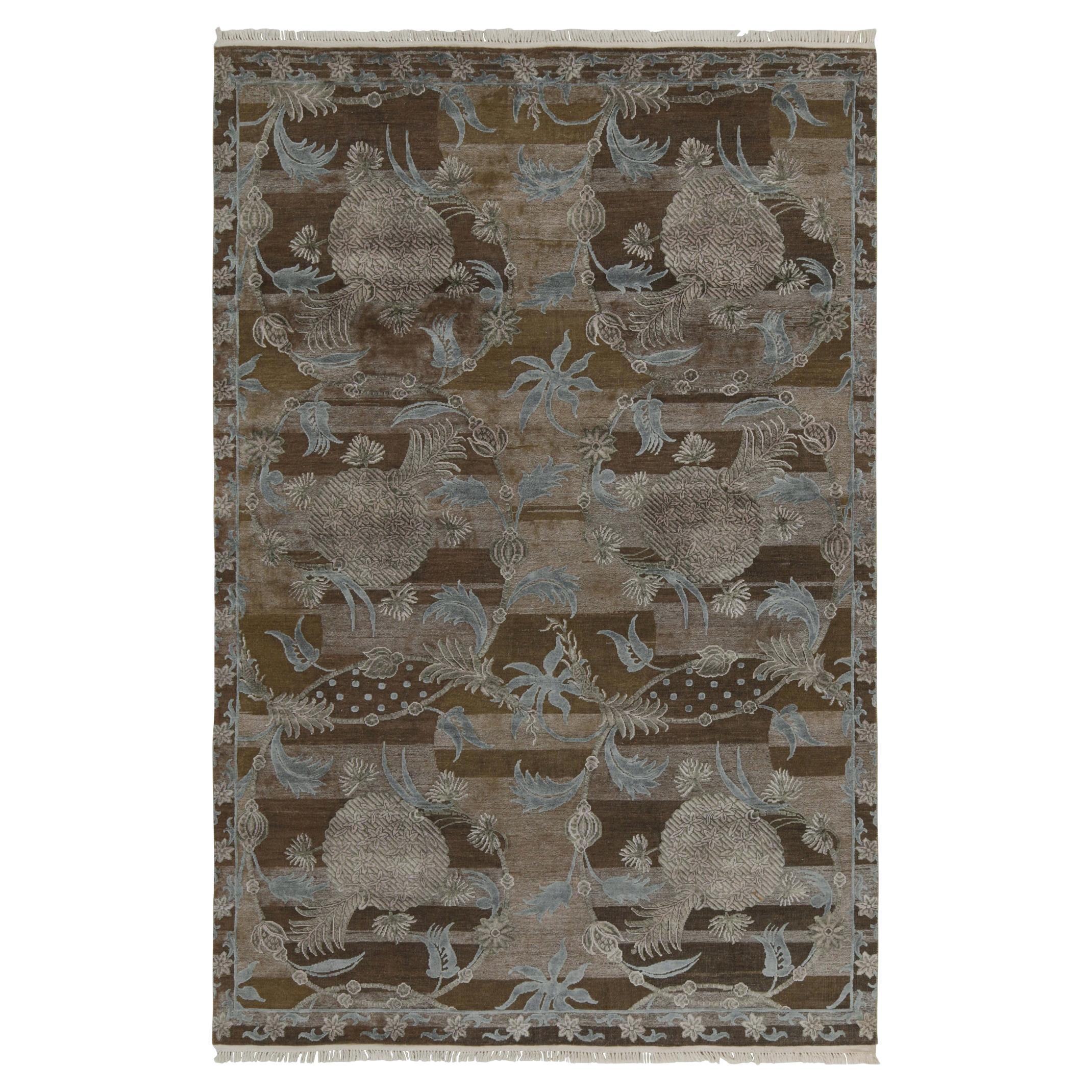 Rug & Kilim's Contemporary Teppich in Brown mit grauen und blauen Blumenmustern im Angebot