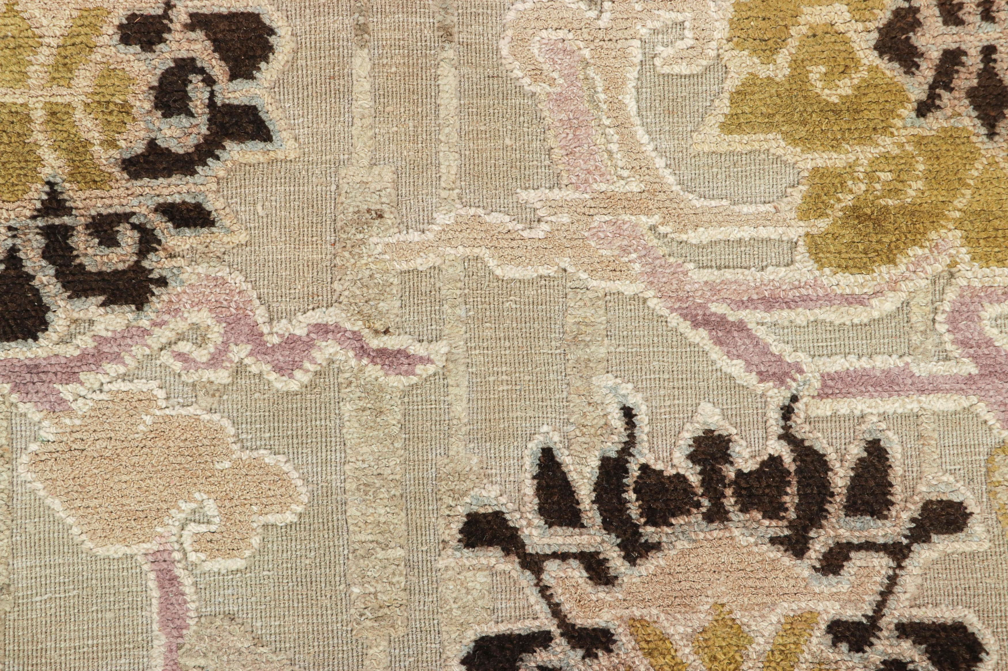 Moderne Rug & Kilim's Contemporary Rug in Cream Tones with Floral Patterns (Tapis contemporain dans les tons crème avec motifs floraux) en vente