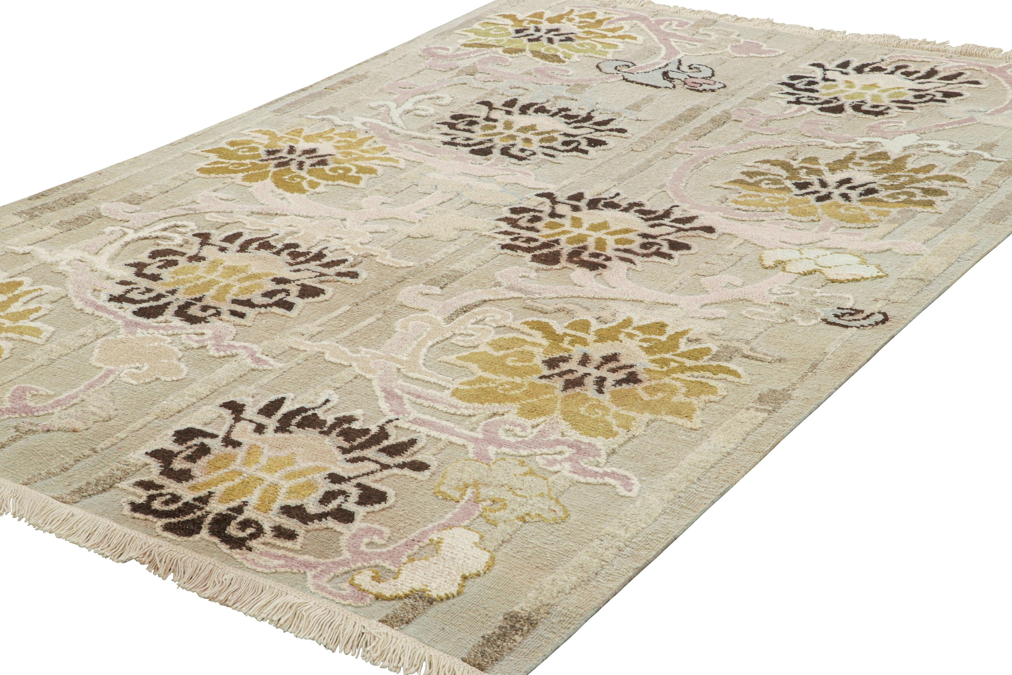 Indien Rug & Kilim's Contemporary Rug in Cream Tones with Floral Patterns (Tapis contemporain dans les tons crème avec motifs floraux) en vente