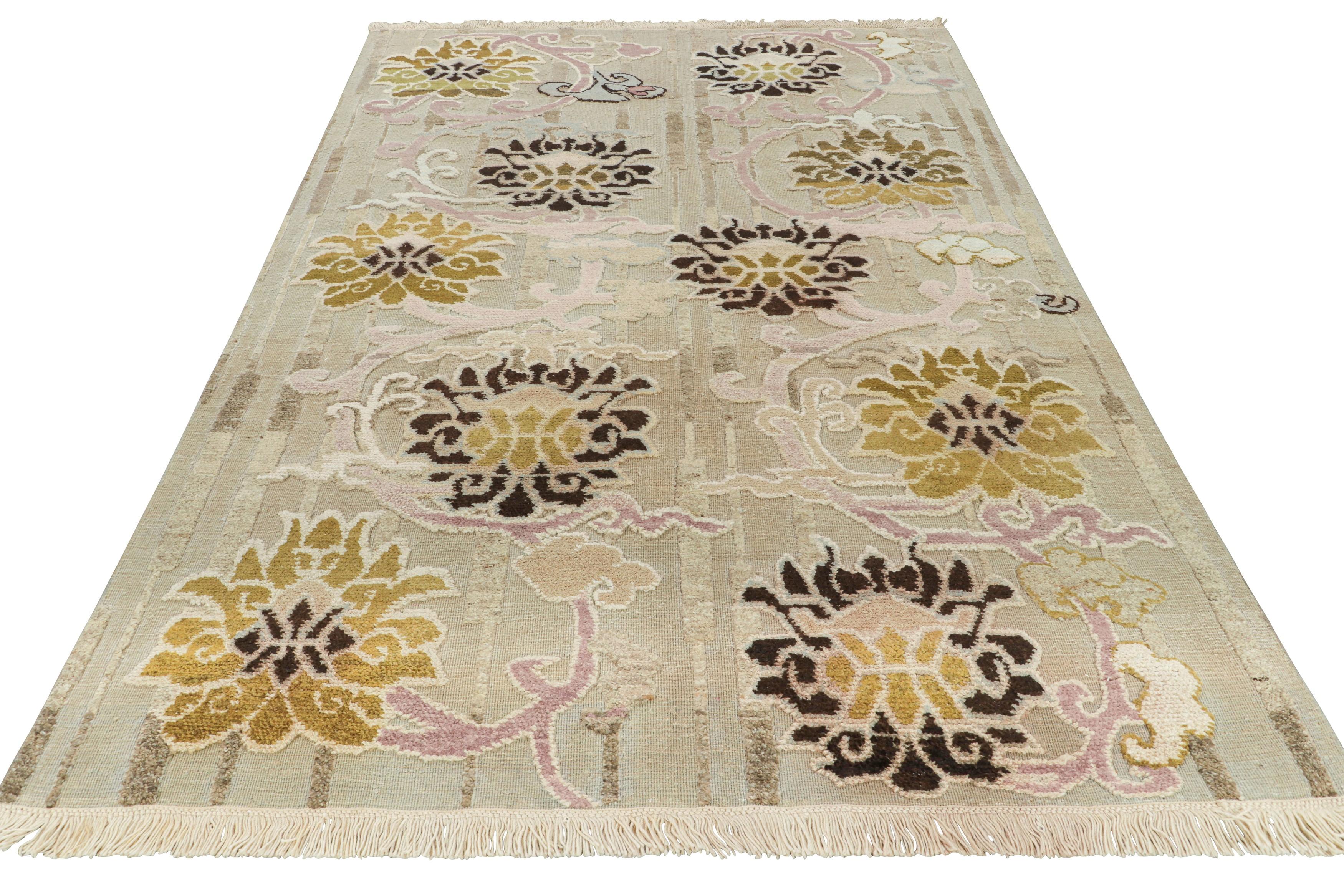 Noué à la main Rug & Kilim's Contemporary Rug in Cream Tones with Floral Patterns (Tapis contemporain dans les tons crème avec motifs floraux) en vente
