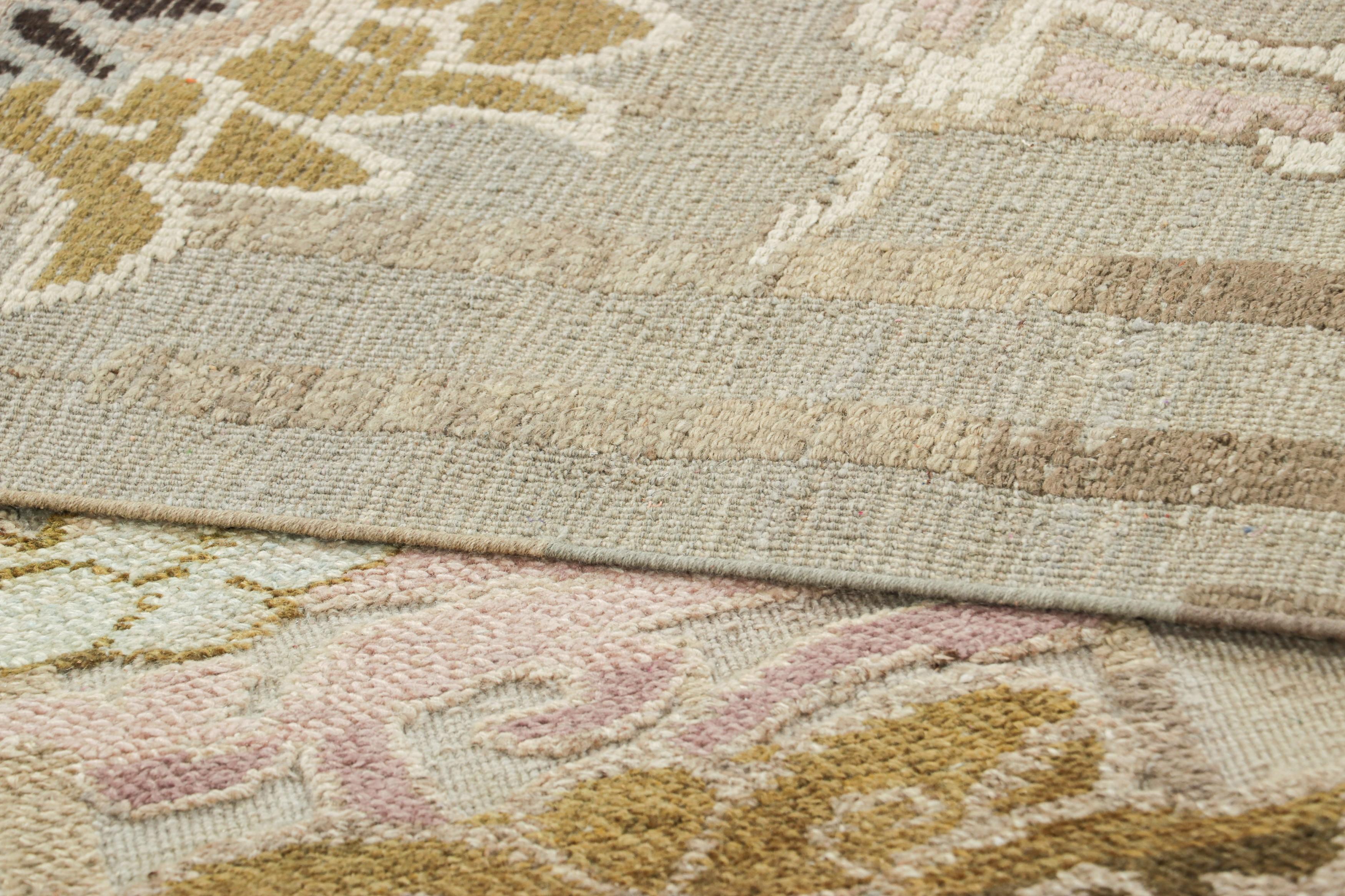 XXIe siècle et contemporain Rug & Kilim's Contemporary Rug in Cream Tones with Floral Patterns (Tapis contemporain dans les tons crème avec motifs floraux) en vente
