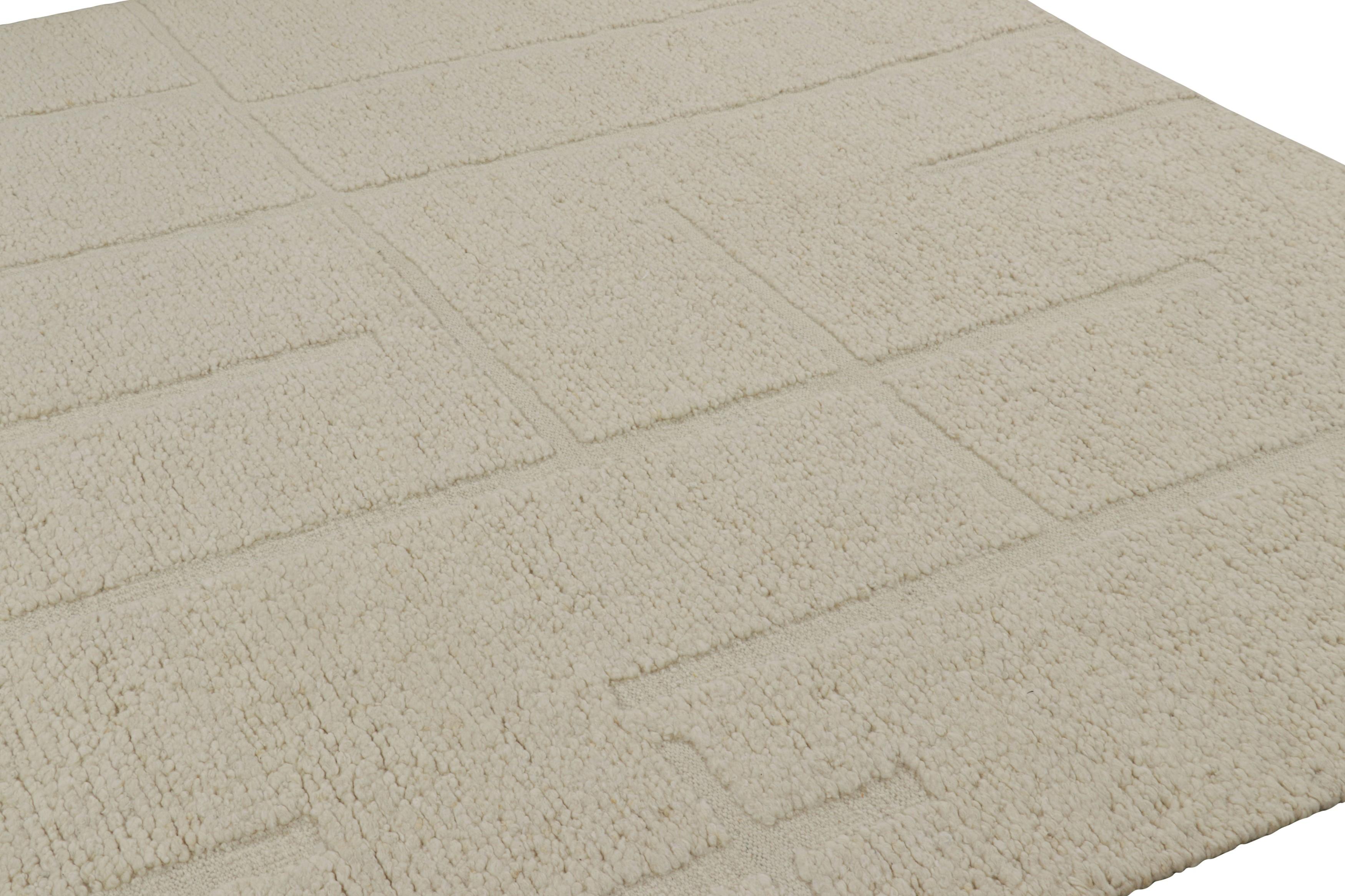 Moderno Rug & Kilim è un tappeto contemporaneo in bianco crema con motivi geometrici alti e bassi. in vendita