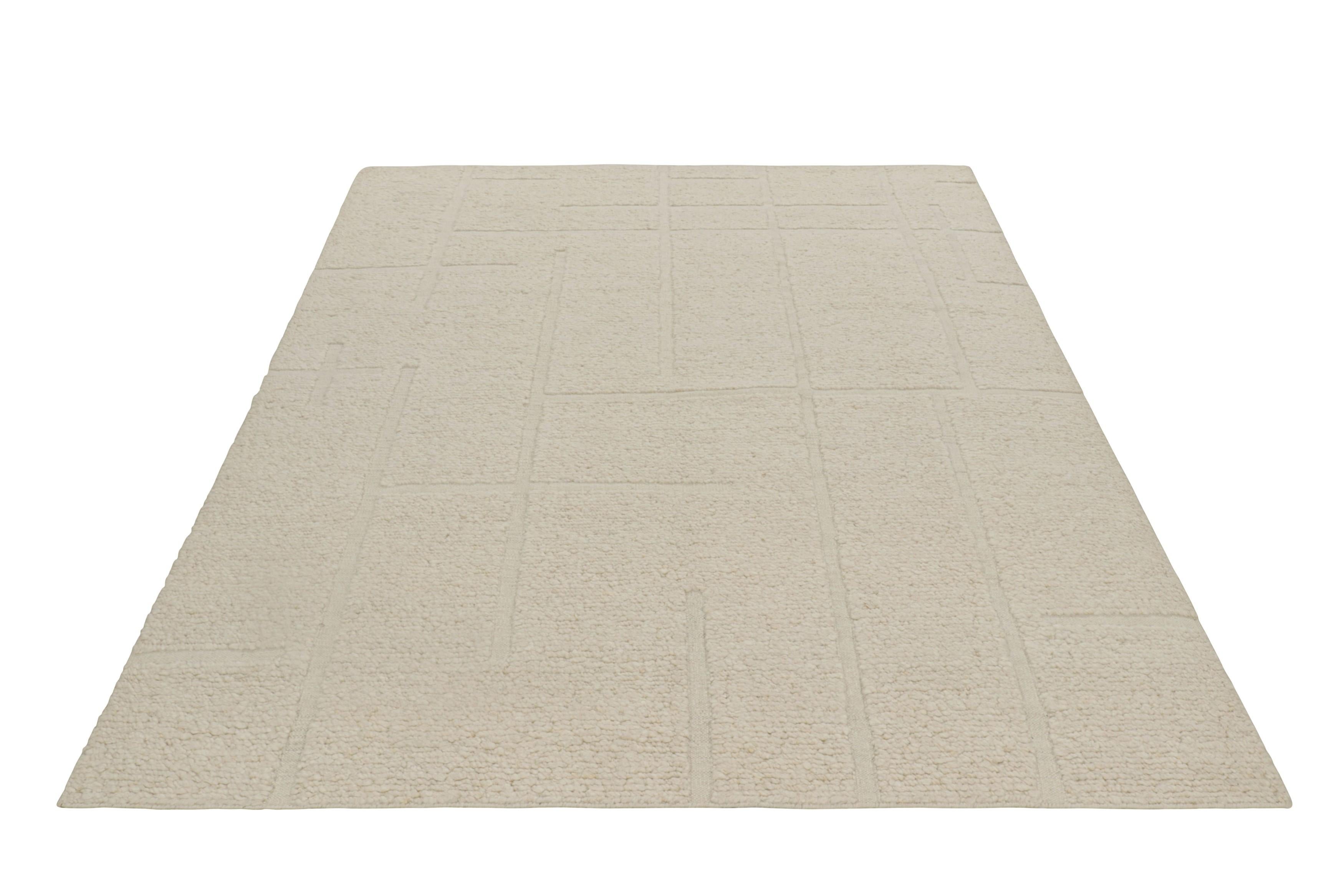 Indiano Rug & Kilim è un tappeto contemporaneo in bianco crema con motivi geometrici alti e bassi. in vendita