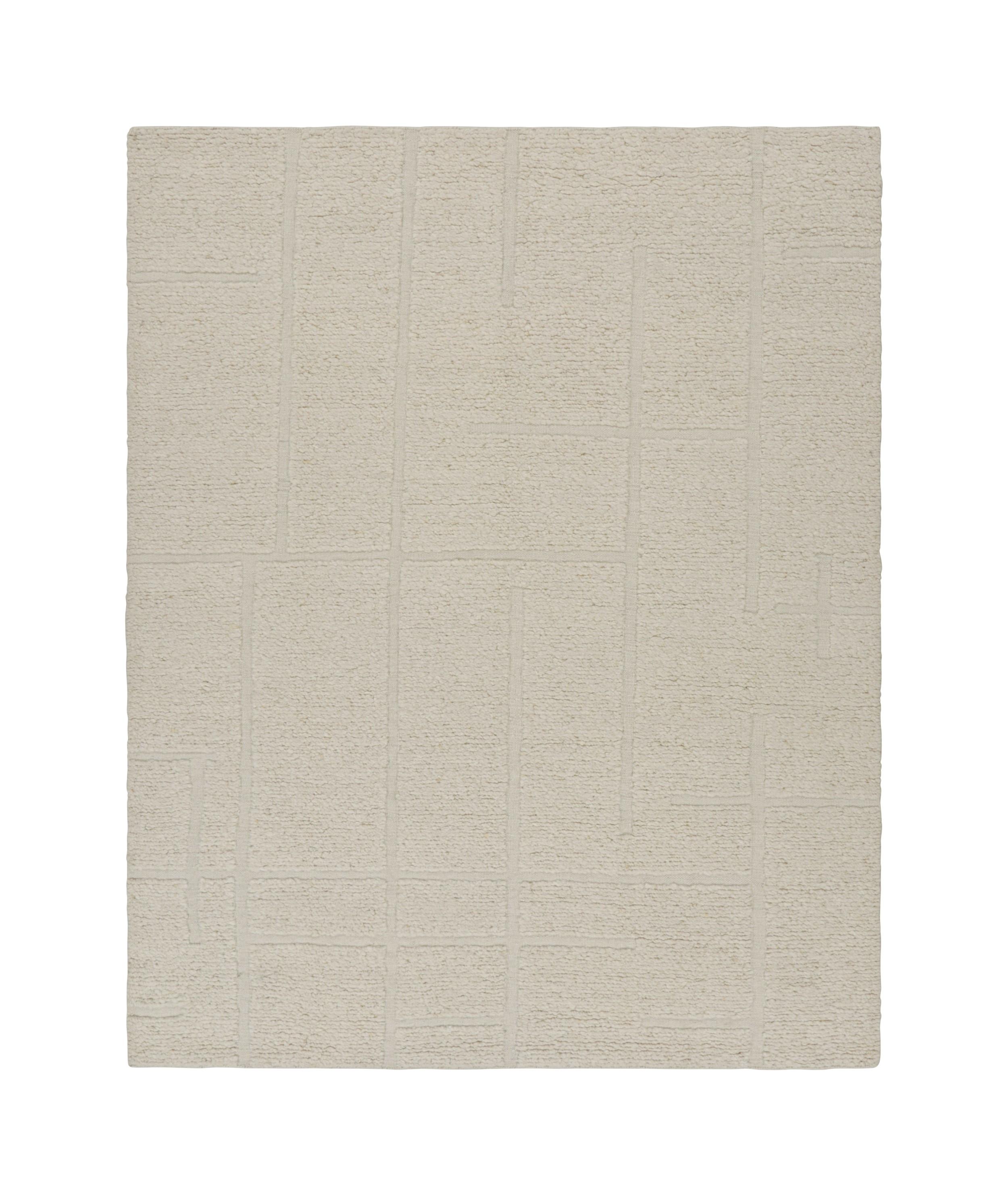 Annodato a mano Rug & Kilim è un tappeto contemporaneo in bianco crema con motivi geometrici alti e bassi. in vendita
