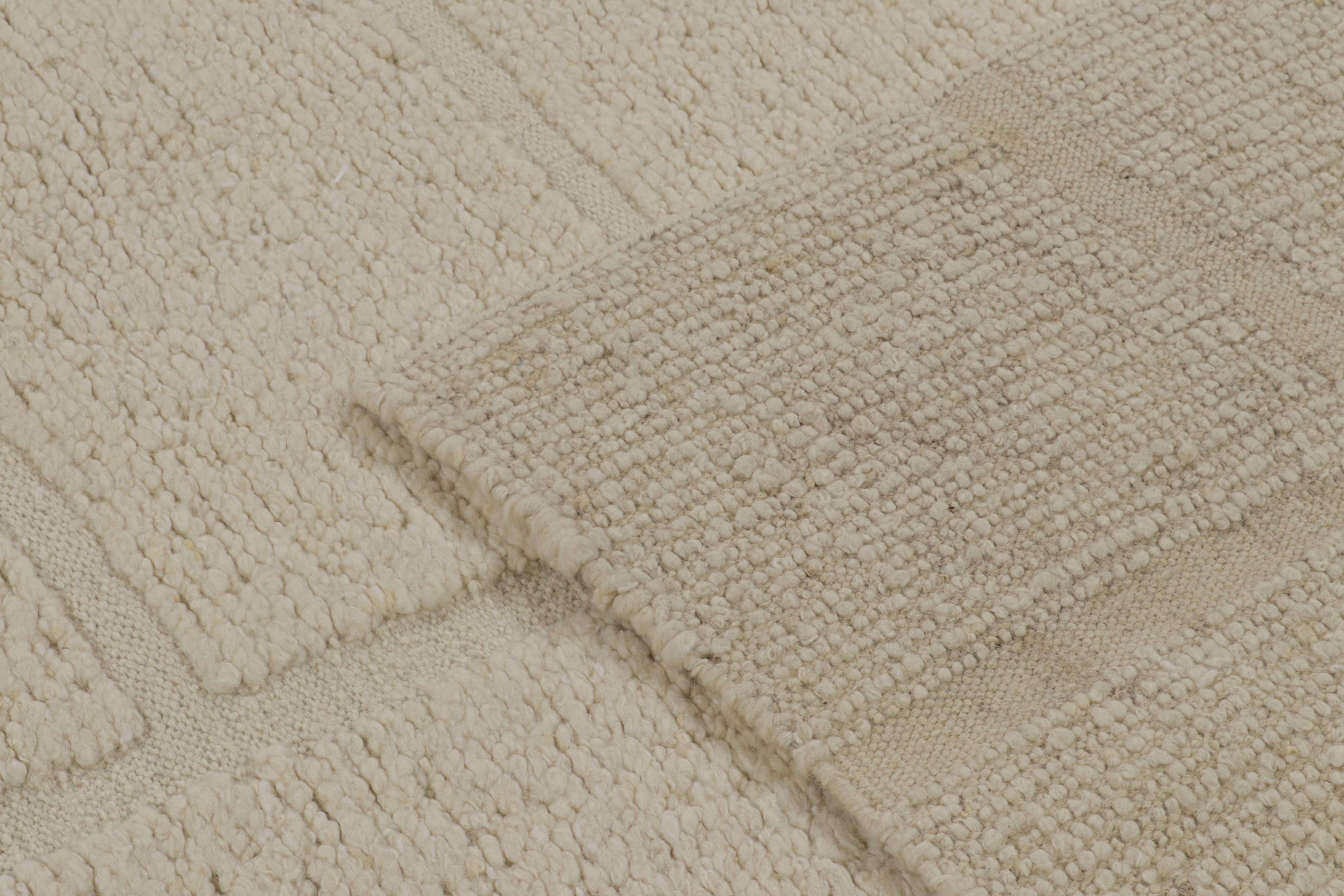 Rug & Kilim è un tappeto contemporaneo in bianco crema con motivi geometrici alti e bassi. In condizioni Nuovo in vendita a Long Island City, NY