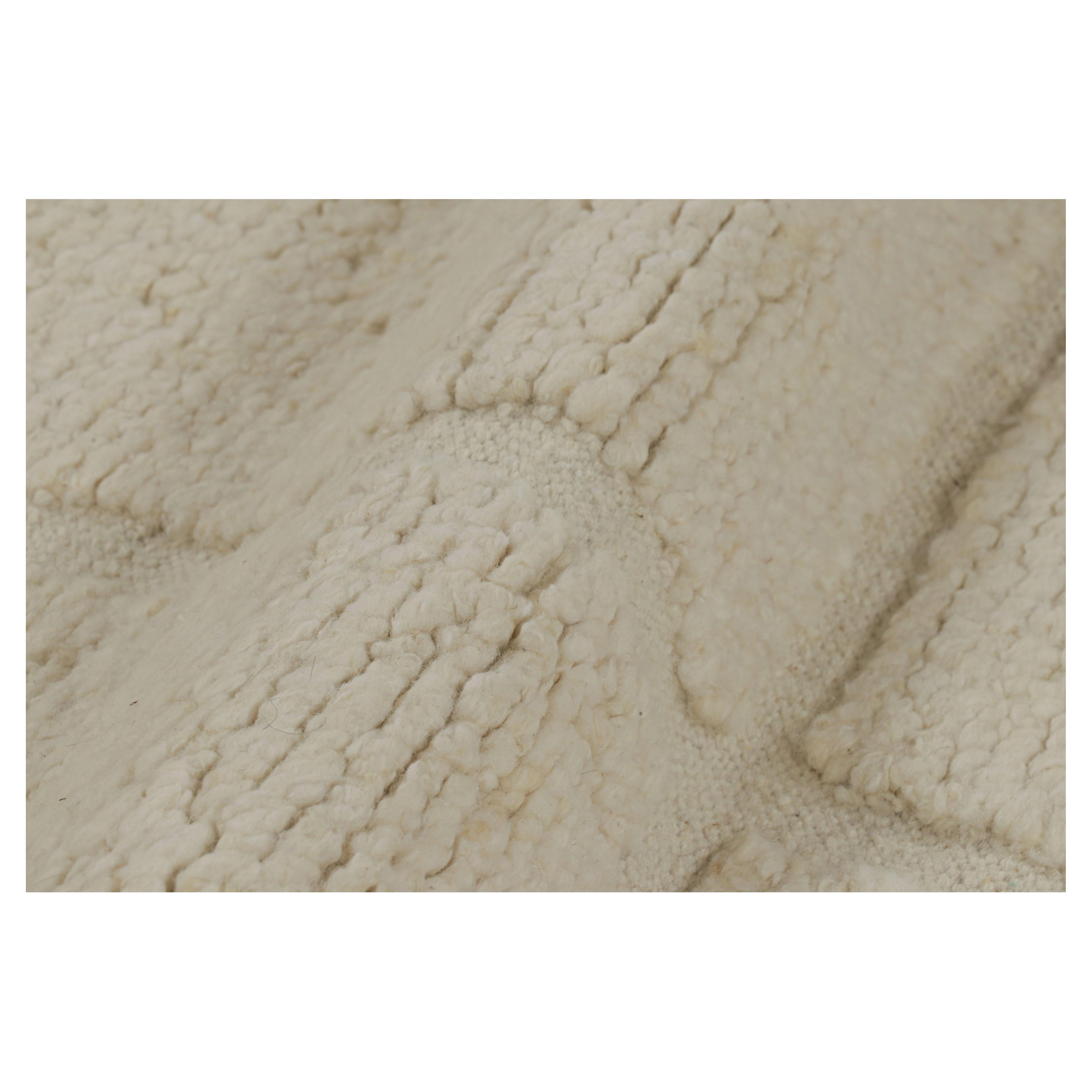 Rug & Kilim è un tappeto contemporaneo in bianco crema con motivi geometrici alti e bassi.