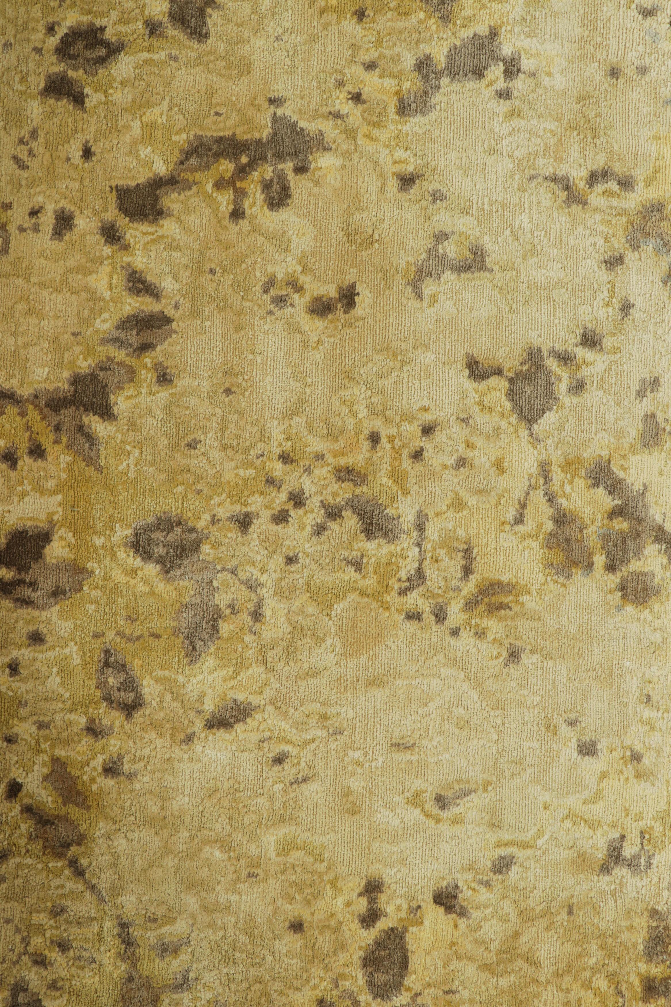 Rug & Kilim's Contemporary Teppich in Gold mit floralen Mustern Gold Pinsel (Moderne) im Angebot