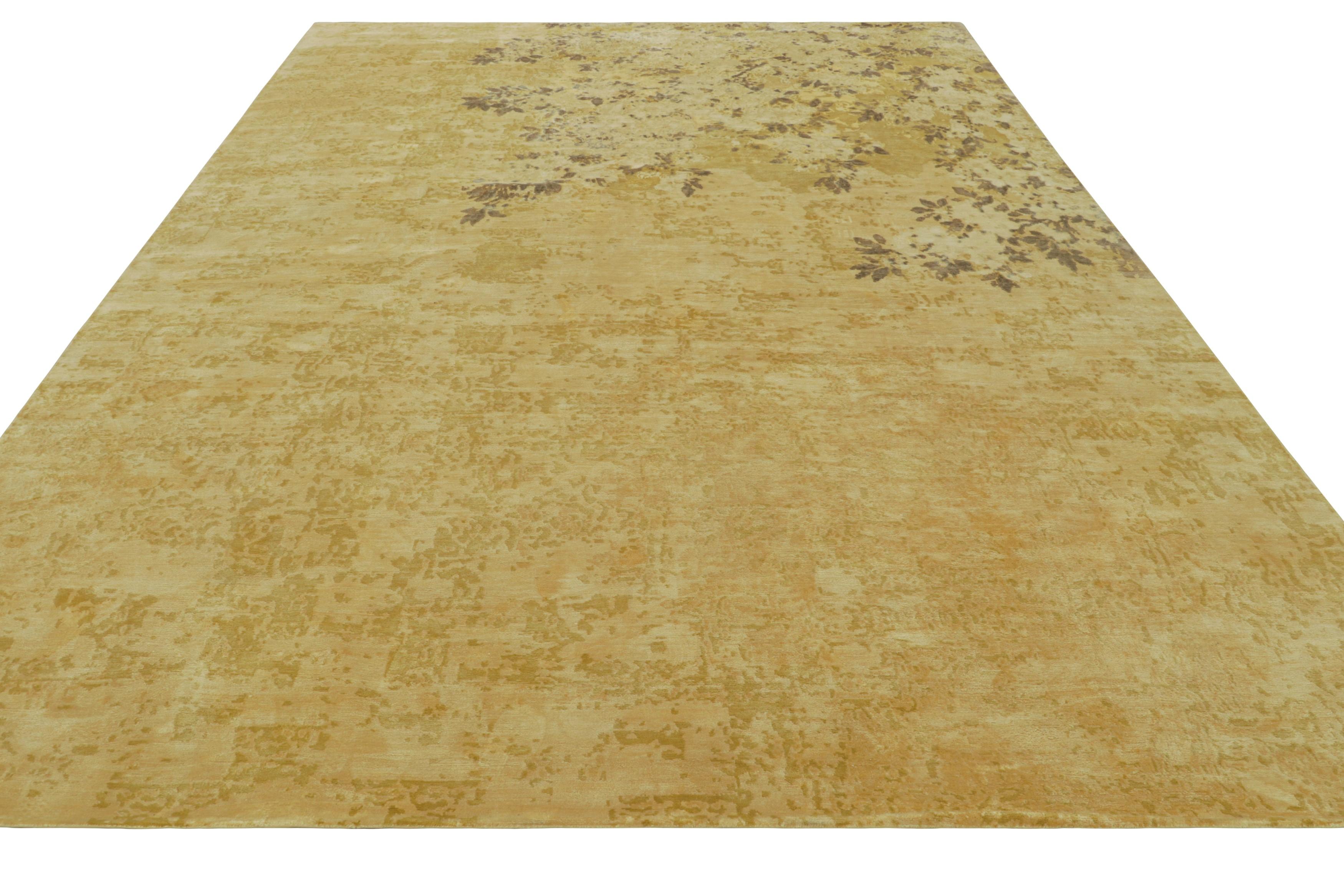 Rug & Kilim's Contemporary Teppich in Gold mit floralen Mustern Gold Pinsel (Handgeknüpft) im Angebot