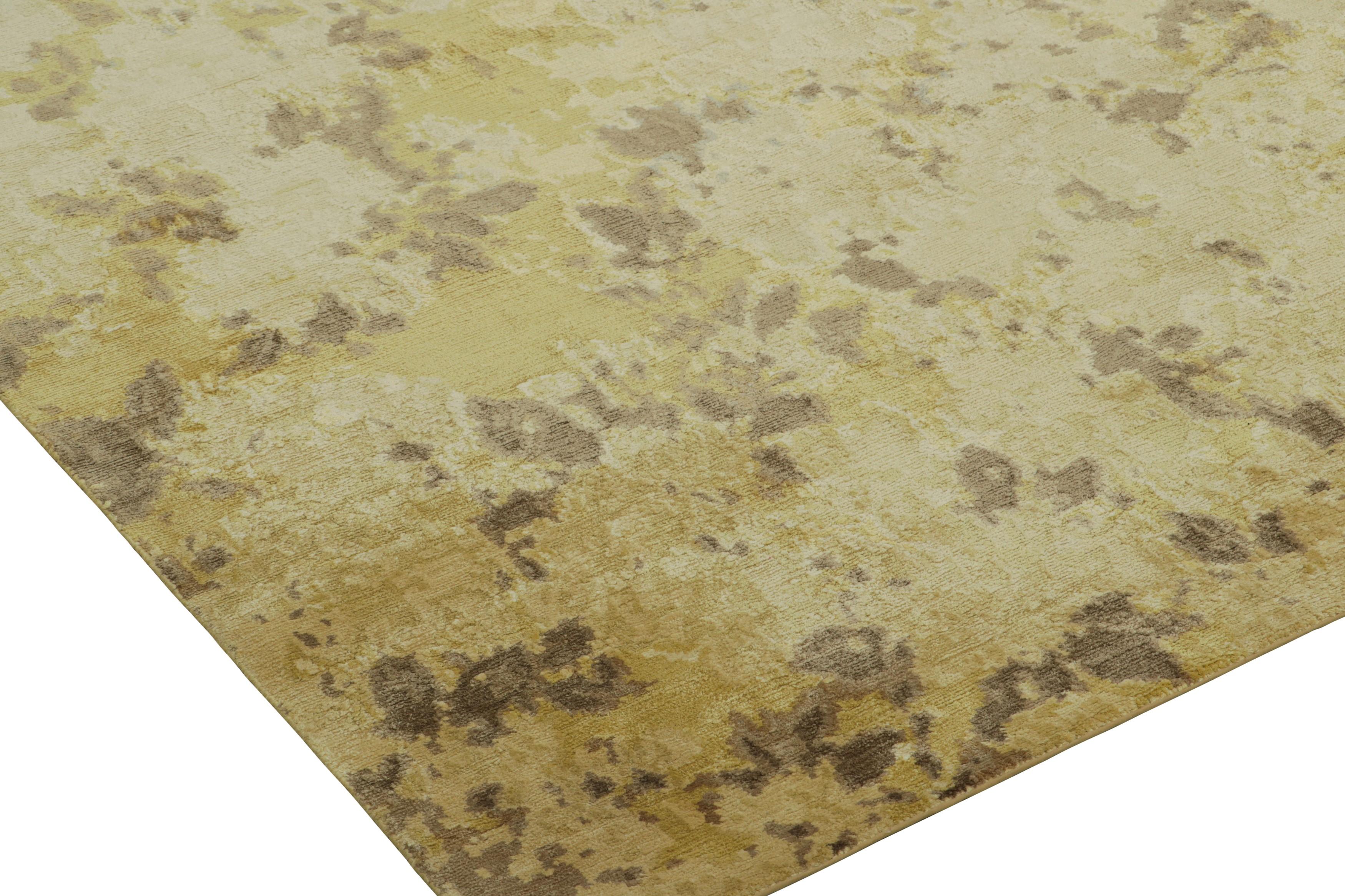 Rug & Kilim's Contemporary Teppich in Gold mit floralen Mustern Gold Pinsel im Zustand „Neu“ im Angebot in Long Island City, NY