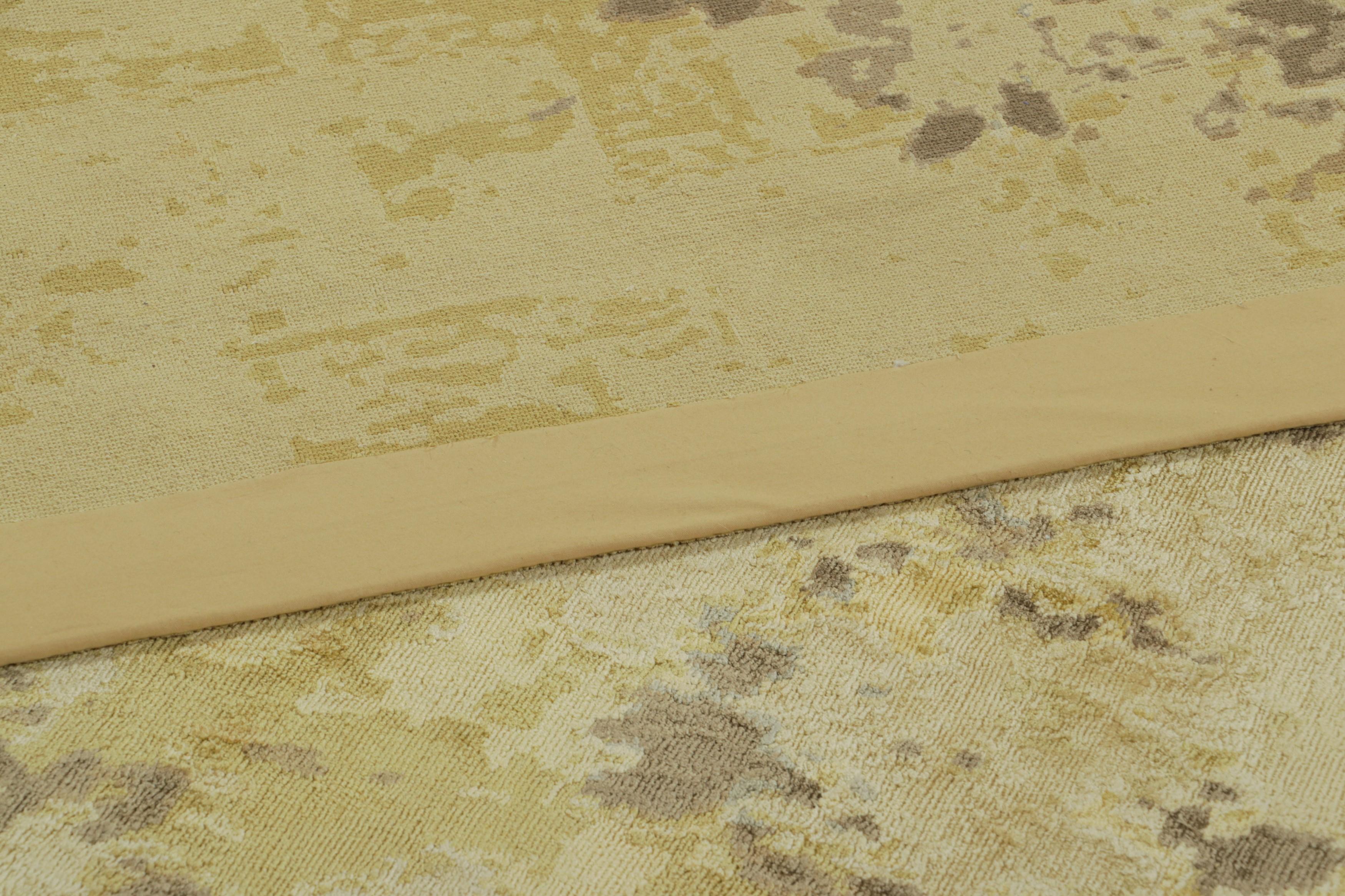 Rug & Kilim's Contemporary Teppich in Gold mit floralen Mustern Gold Pinsel (21. Jahrhundert und zeitgenössisch) im Angebot