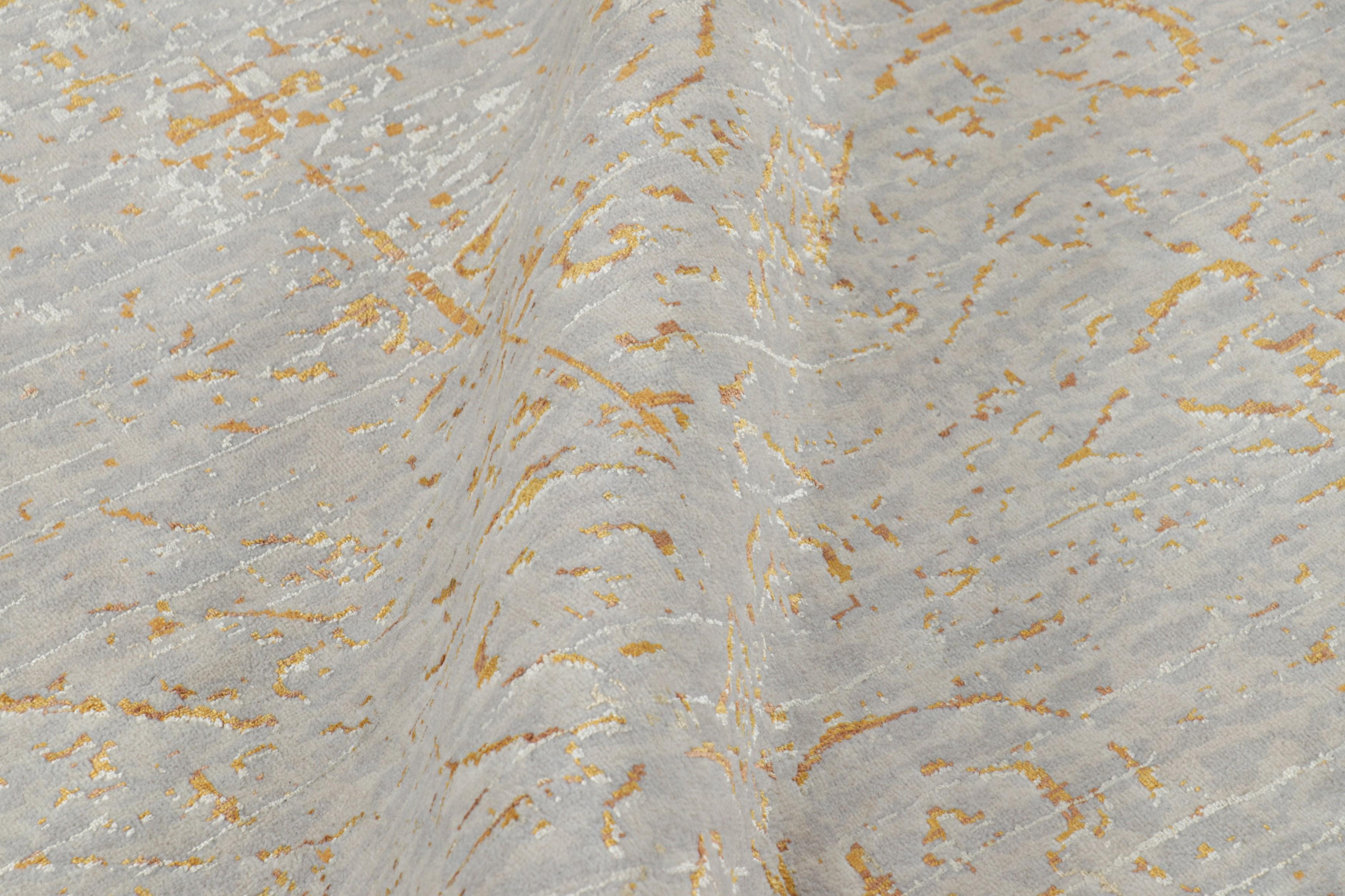 Moderne Rug & Kilim's Contemporary Rug In Gray And Orange Abstract Patterns Naroon (tapis contemporain à motifs abstraits gris et orange) en vente