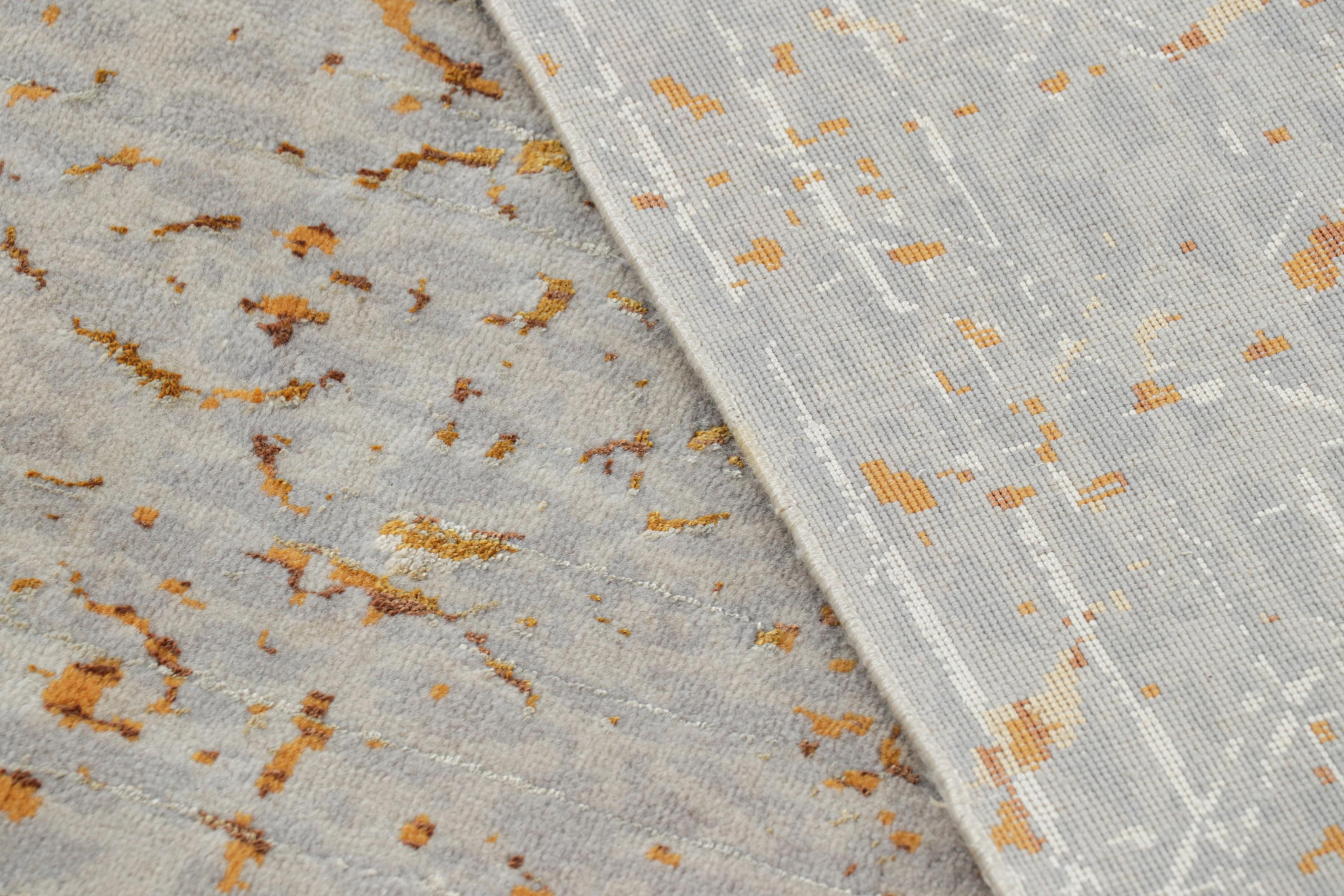 XXIe siècle et contemporain Rug & Kilim's Contemporary Rug In Gray And Orange Abstract Patterns Naroon (tapis contemporain à motifs abstraits gris et orange) en vente