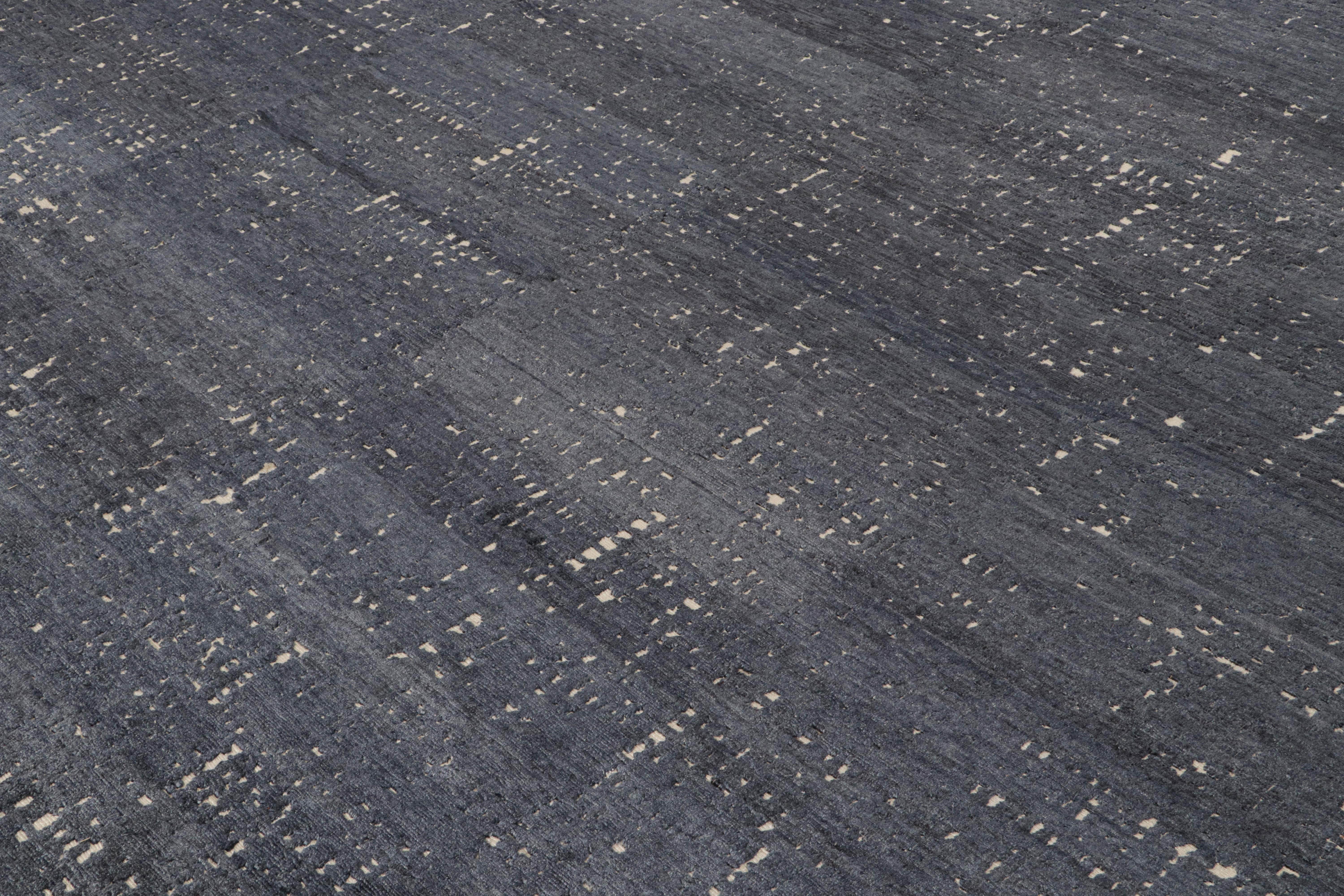 Alfombra contemporánea de Rug & Kilim en tonos grisáceos 