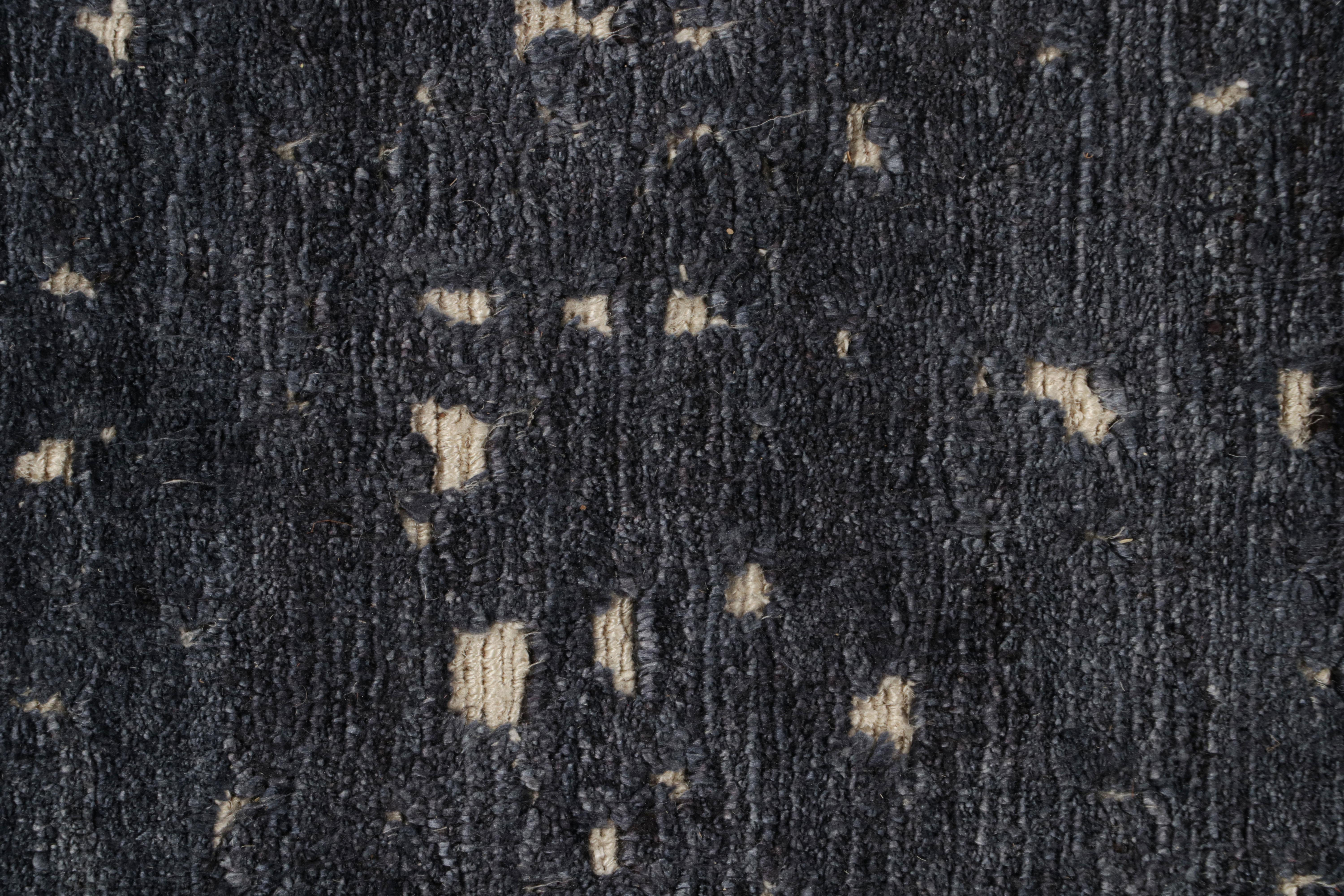 Alfombra contemporánea de Rug & Kilim en tonos grisáceos 