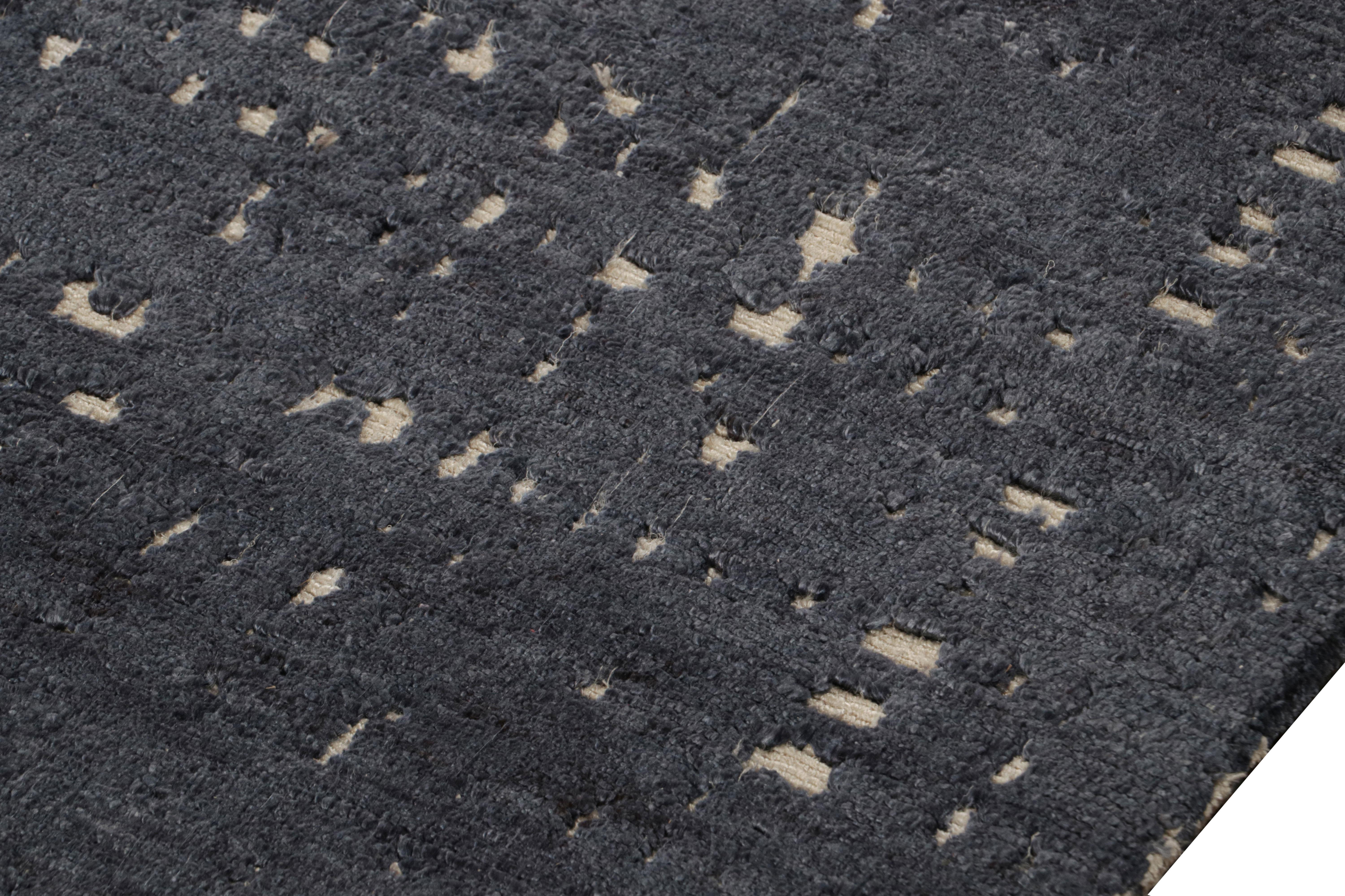 Alfombra contemporánea de Rug & Kilim en tonos grisáceos 