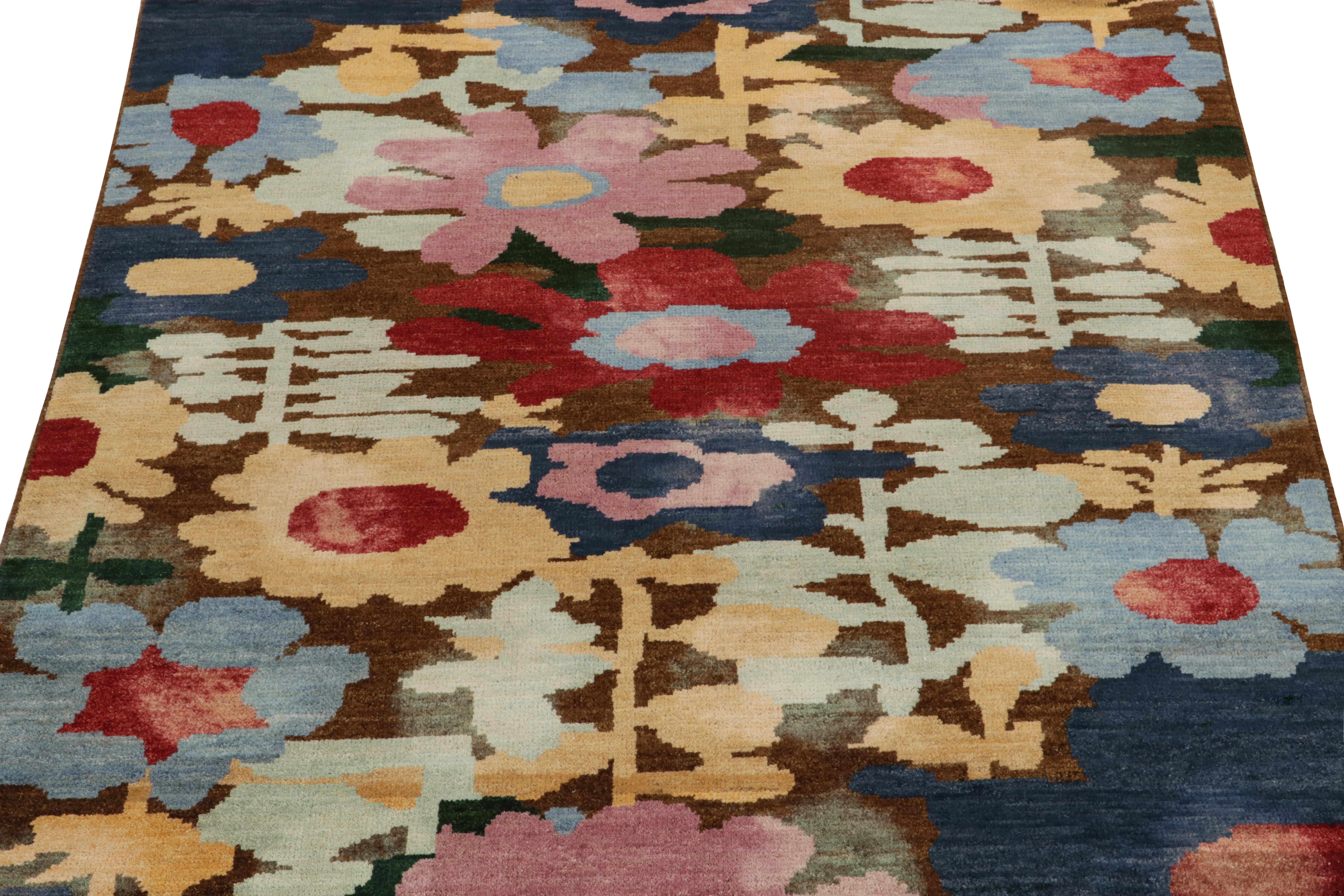 Alfombra contemporánea Rug & Kilim con estampado floral multicolor Art Decó en venta