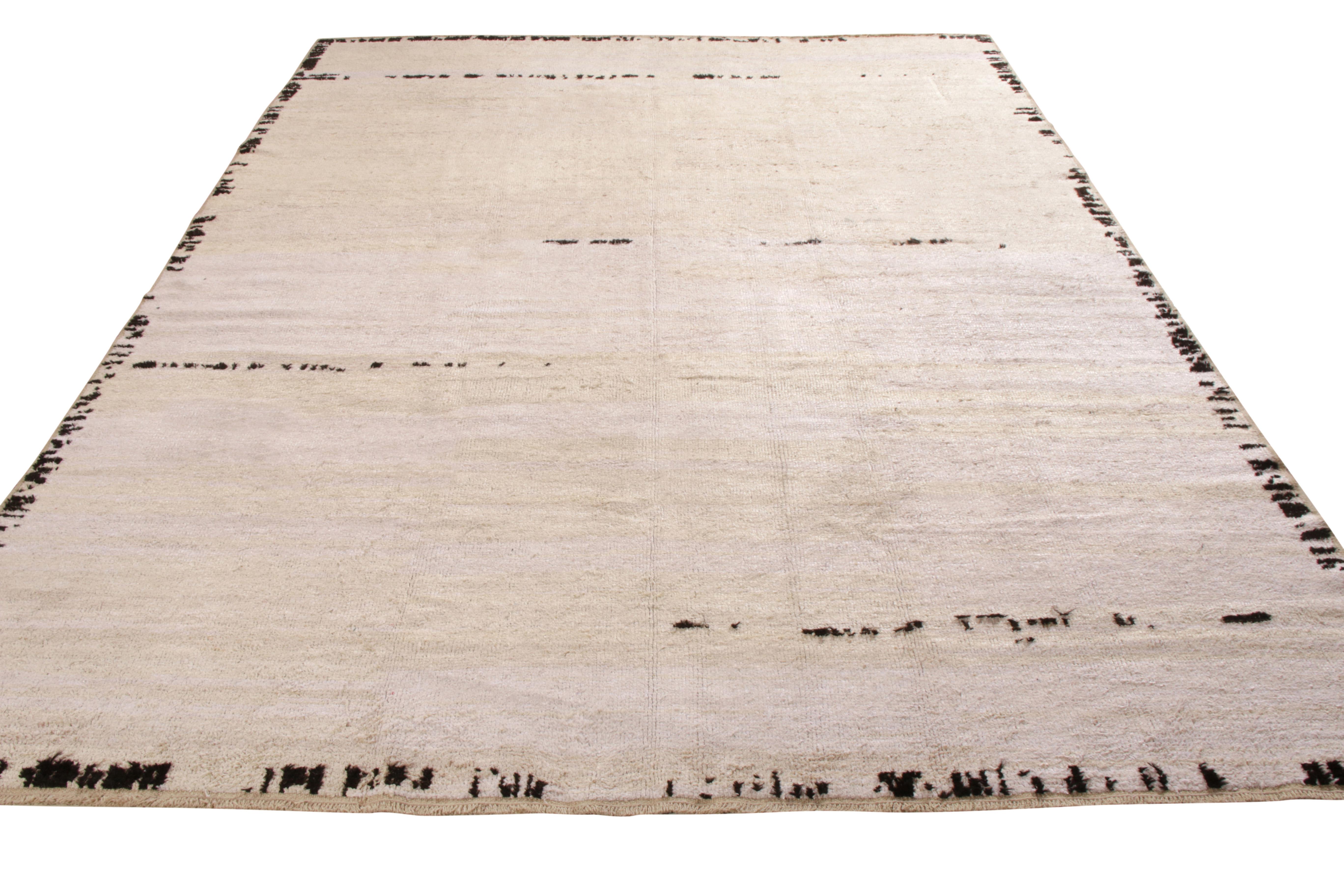 Una lujosa alfombra contemporánea de 9x11 de la Colección Nueva y Moderna de Rug & Kilim. Anudada a mano en lana y revestida con un borde de pelo de cabra natural en los acentos negros, la alfombra se deleita en la gloria de su textura única y su
