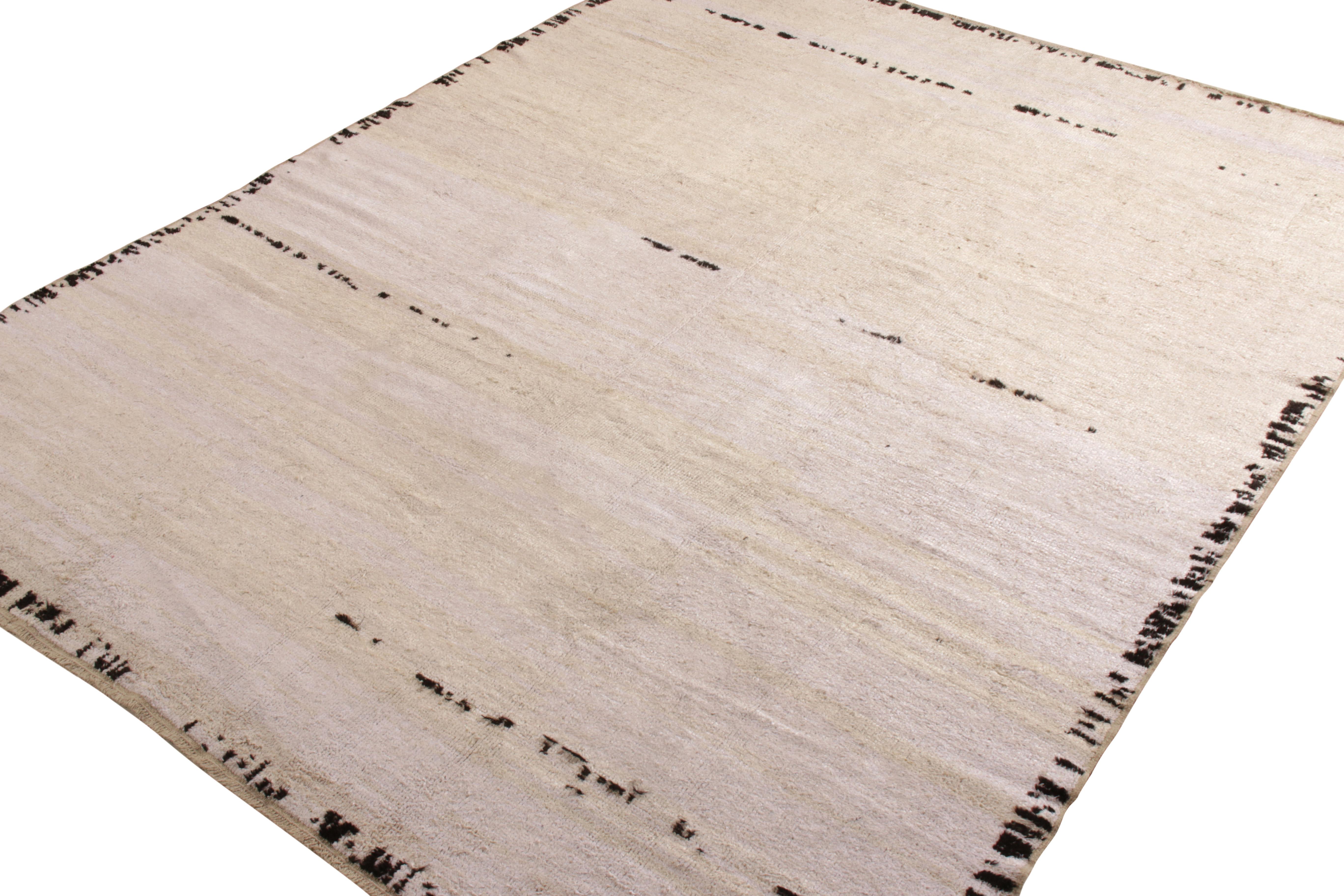 Alfombra contemporánea de Rug & Kilim con motivos de rayas sólidas en blanco roto y negro Moderno en venta