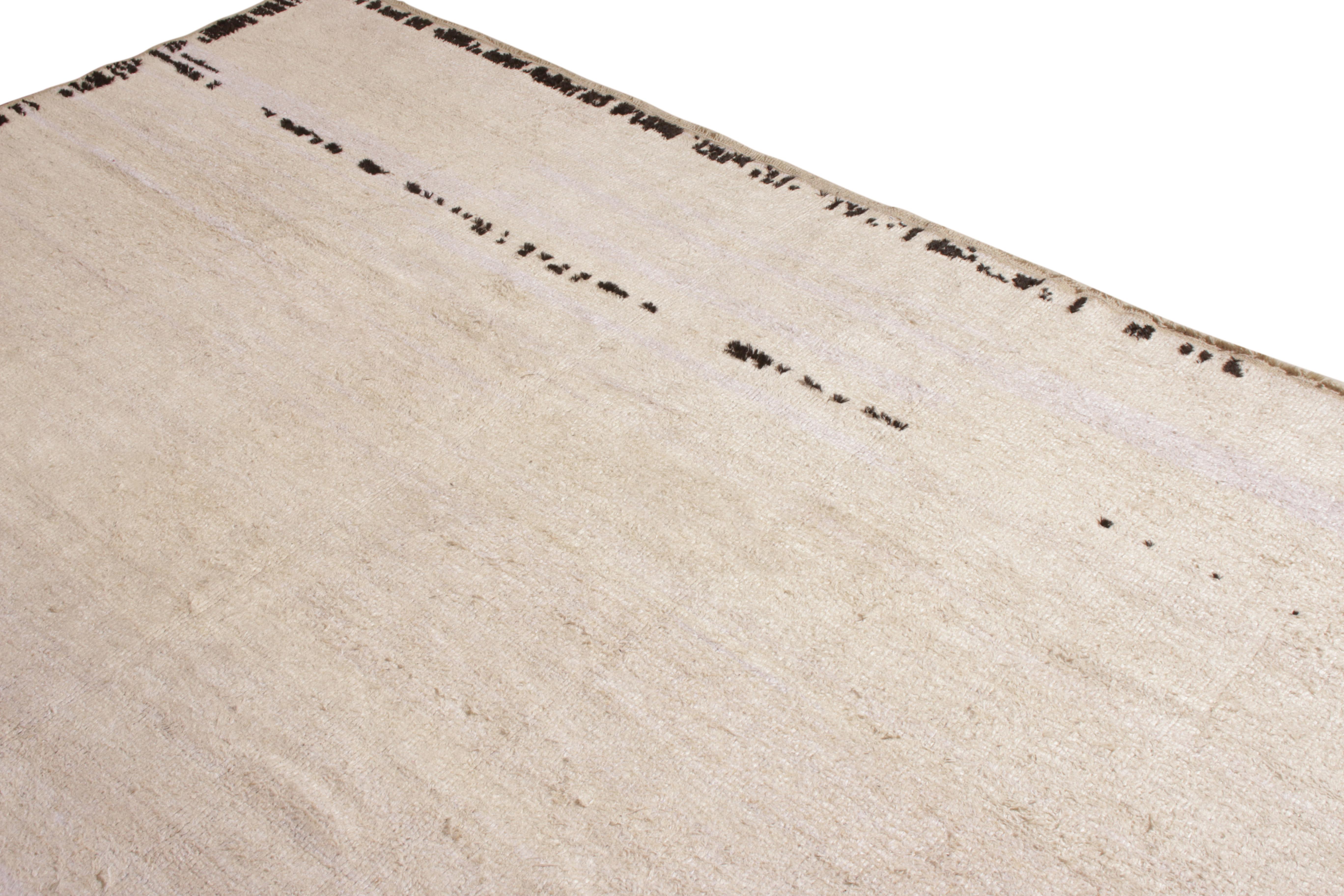 Alfombra contemporánea de Rug & Kilim con motivos de rayas sólidas en blanco roto y negro Turco en venta