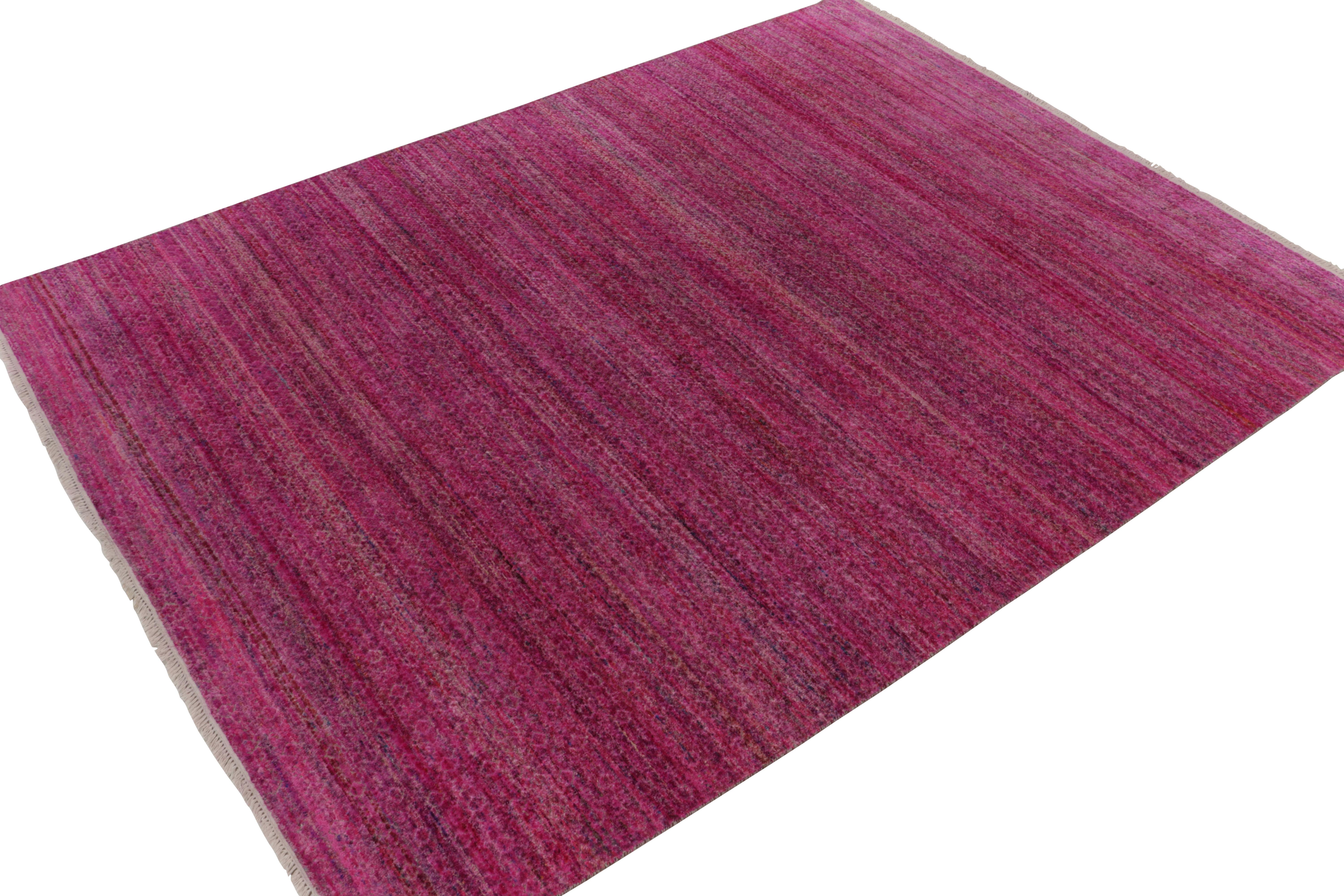 Parmi les œuvres modernes et audacieuses de Rug & Kilim, une version inventive 9x12 des tapis unis, nouée à la main dans une laine et une soie luxueuses. 

Sur le design : Ce contemporain évoque un impossible motif tamisé par un jeu de couleurs