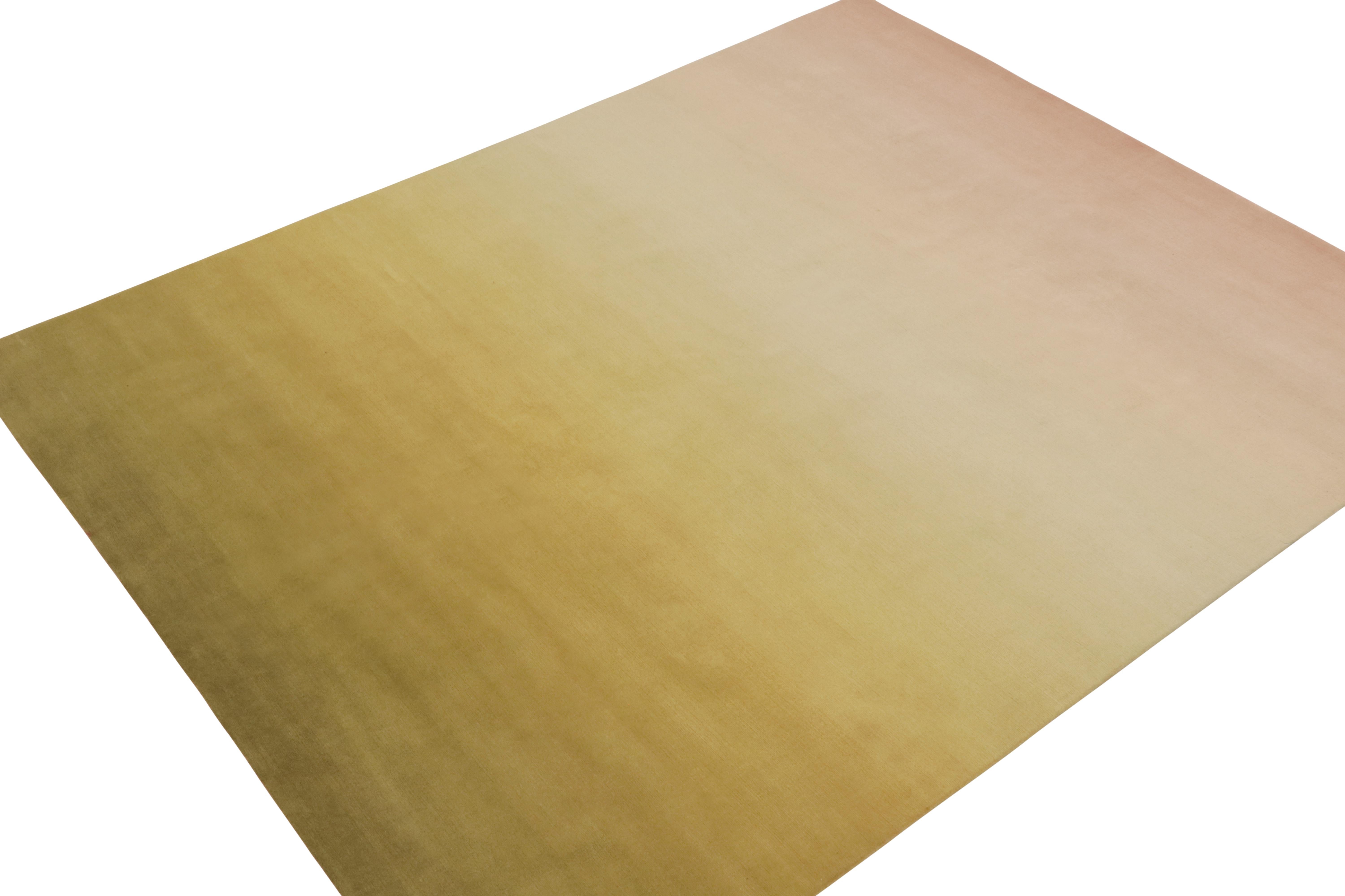 Rug & Kilim presenta un tappeto moderno 8x10 con un caldo design a ombre che presenta una sfumatura solida nei toni del chartreuse e del rosa. Annodato a mano in lana e seta, l'arte sta nella delicatezza dei cambiamenti di colore nel campo e nella