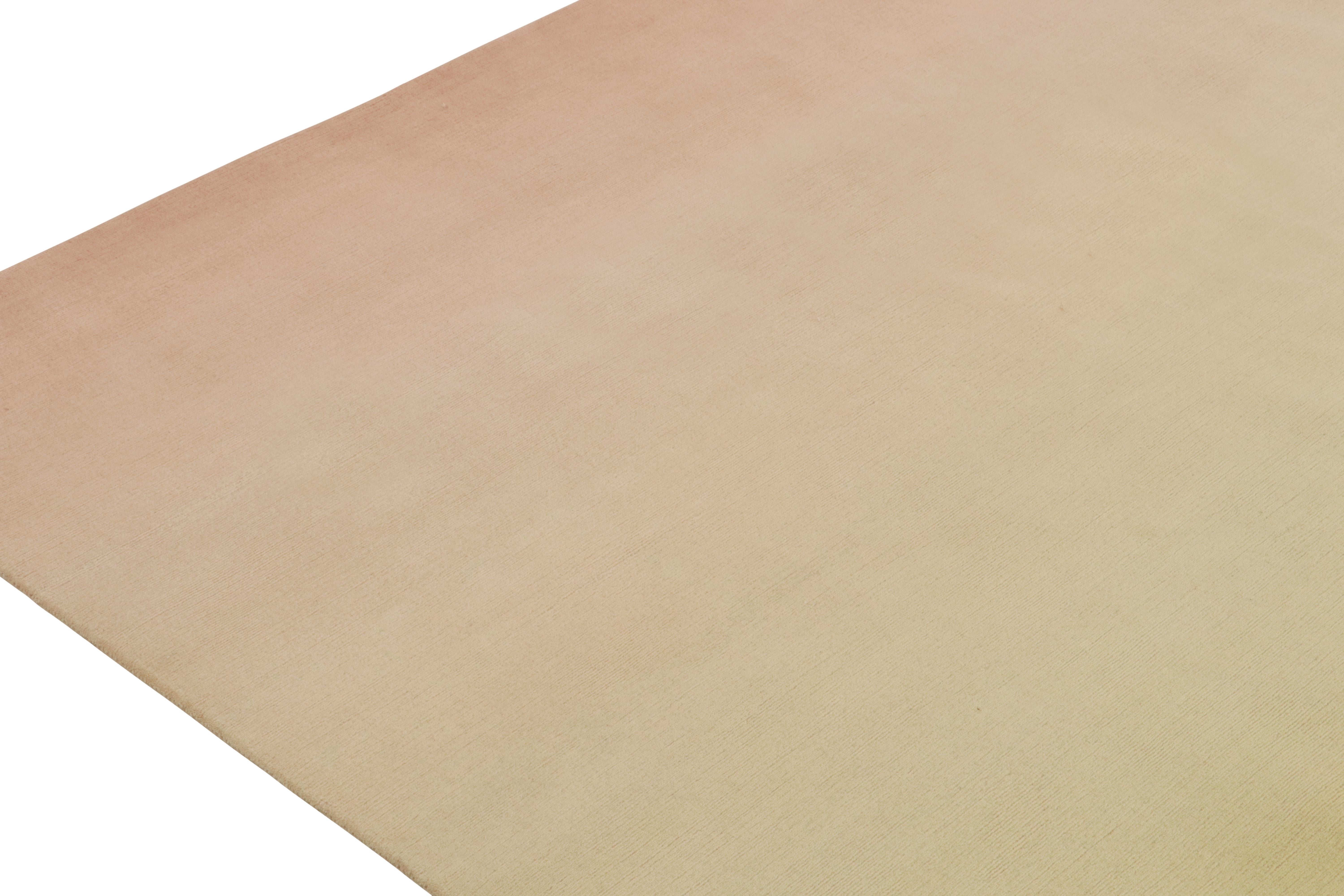 Annodato a mano Rug & Kilim è un tappeto contemporaneo con un design policromatico ad effetto Ombre. in vendita