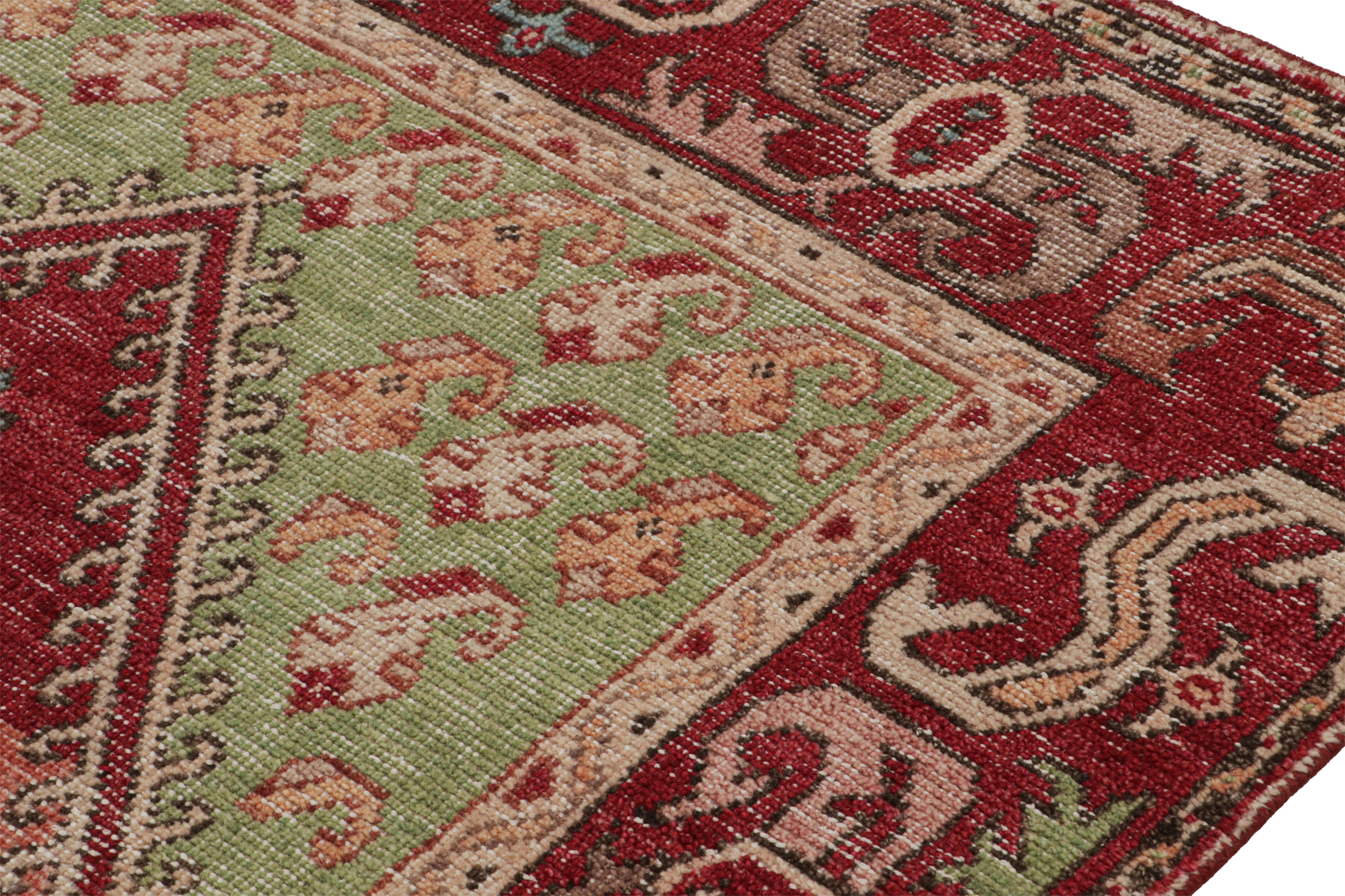 Rug & Kilim's Contemporary Teppich in Rot, mit Medaillon und geometrischen Mustern (Handgeknüpft) im Angebot
