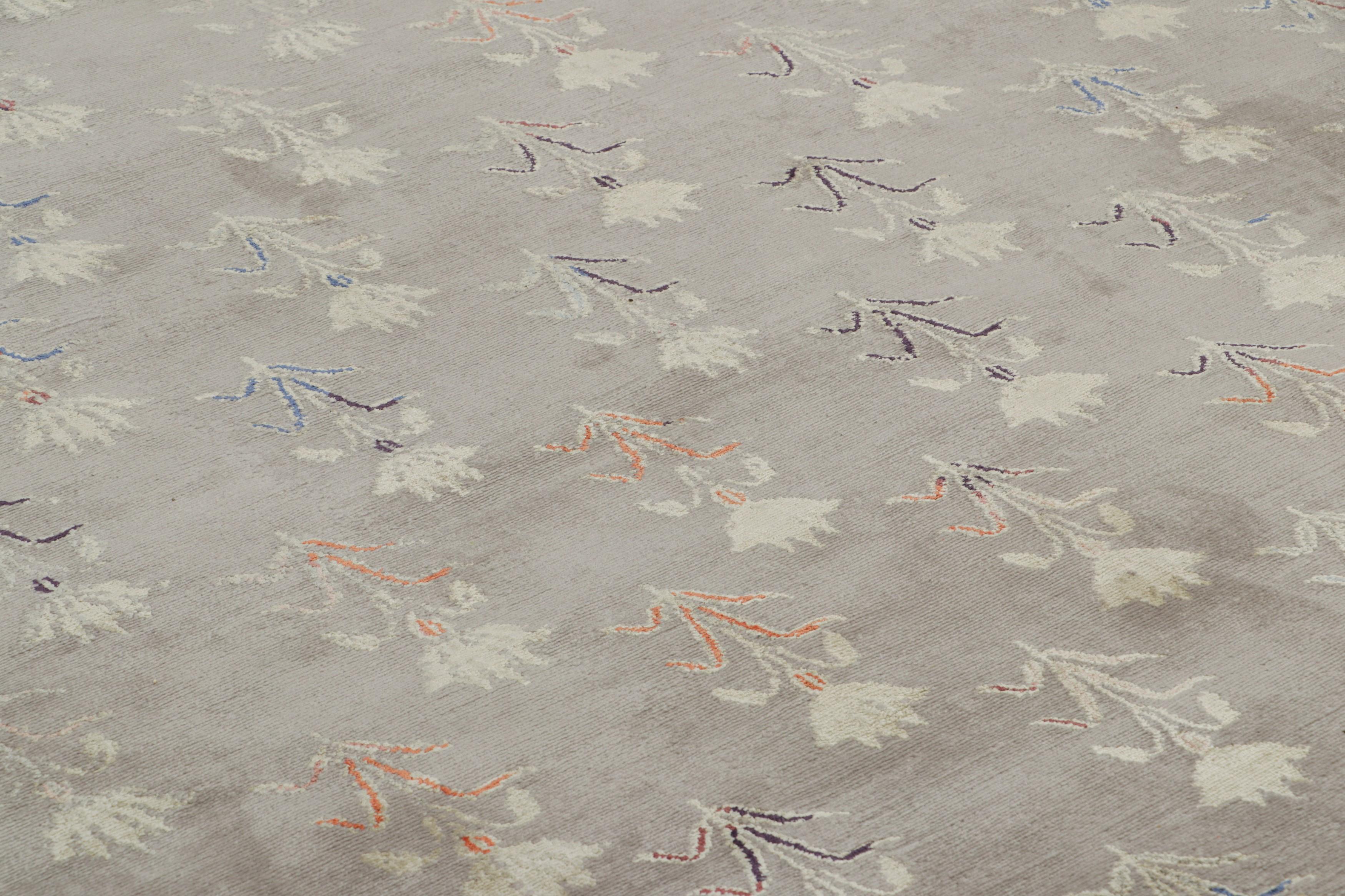 Réalisé en soie naturelle nouée à la main, ce tapis 9x12 est une nouveauté audacieuse et passionnante de la Collection Modern de Rug & Kilim. Il s'agit du premier d'une fabuleuse nouvelle série de motifs, réalisés dans l'une de nos qualités de