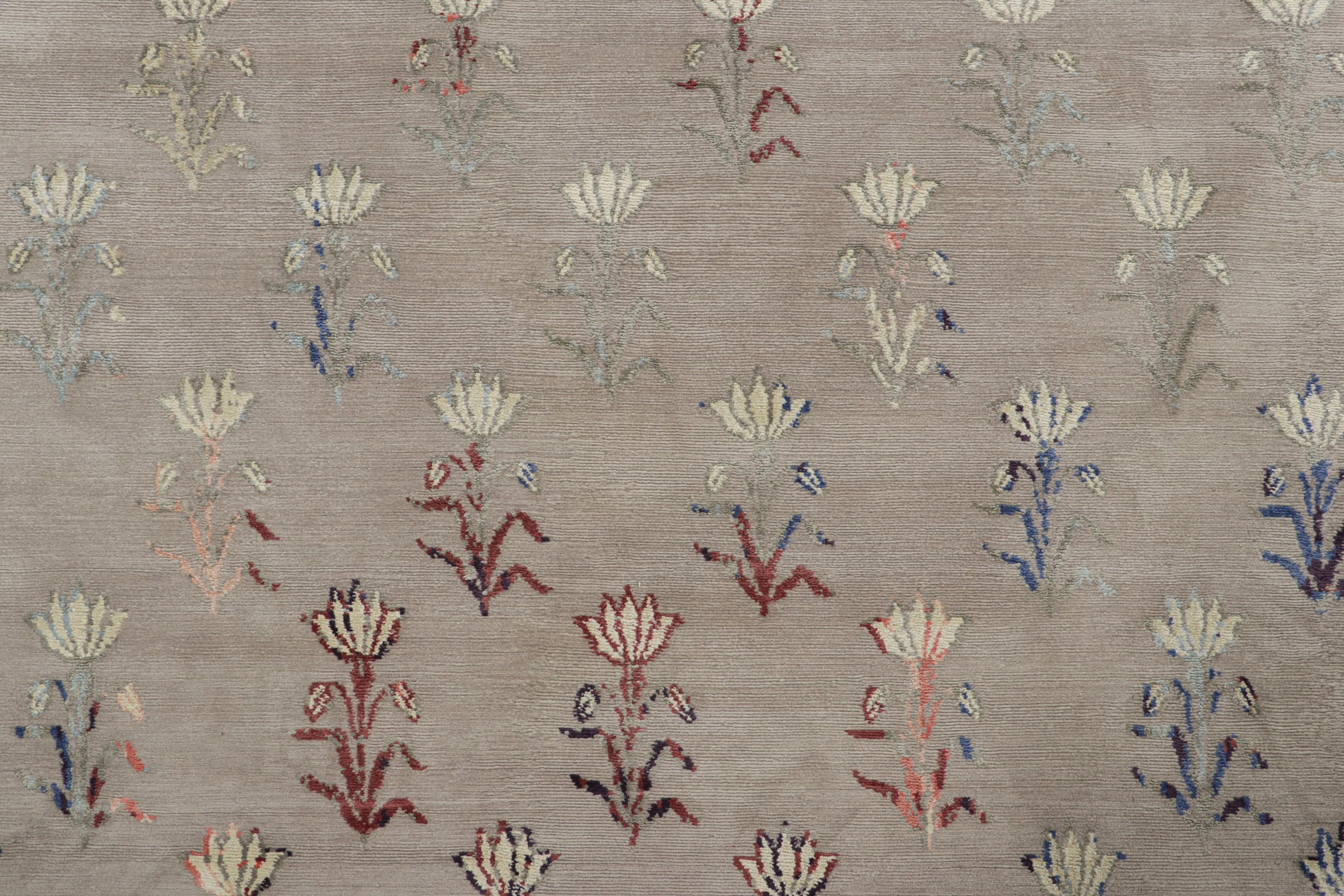 Moderne Rug & Kilim's Contemporary Rug in Silver-Gray with Floral Patterns Ethereal (tapis contemporain gris argenté avec motifs floraux) en vente