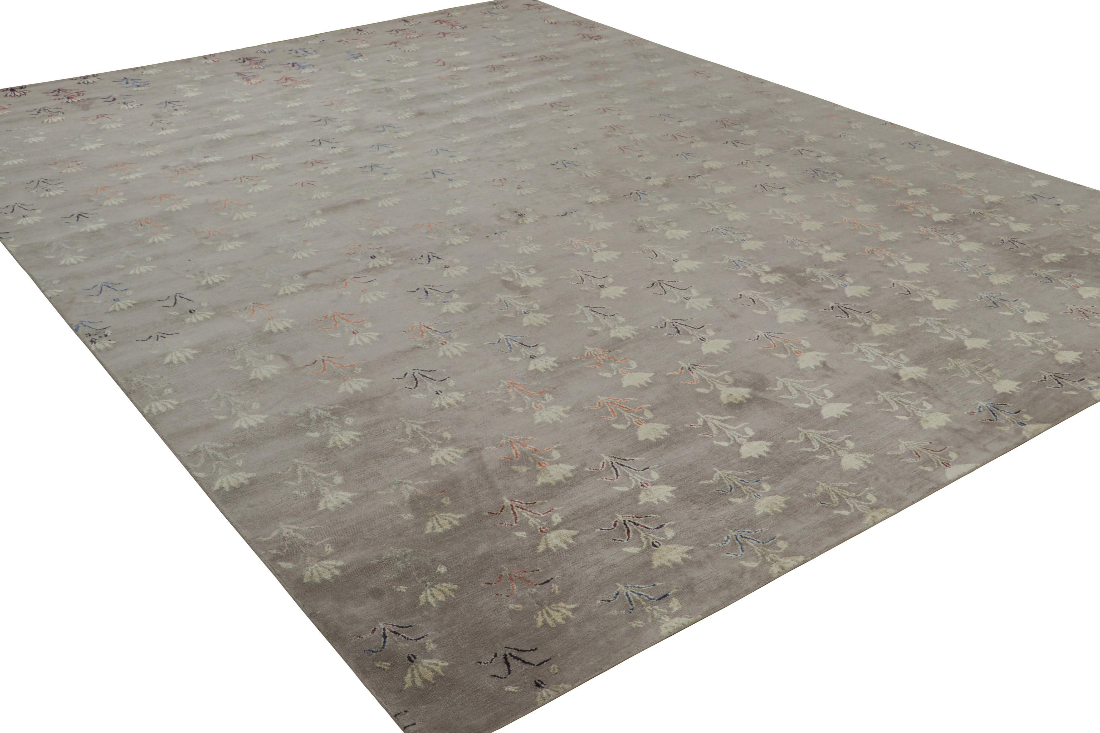 Népalais Rug & Kilim's Contemporary Rug in Silver-Gray with Floral Patterns Ethereal (tapis contemporain gris argenté avec motifs floraux) en vente
