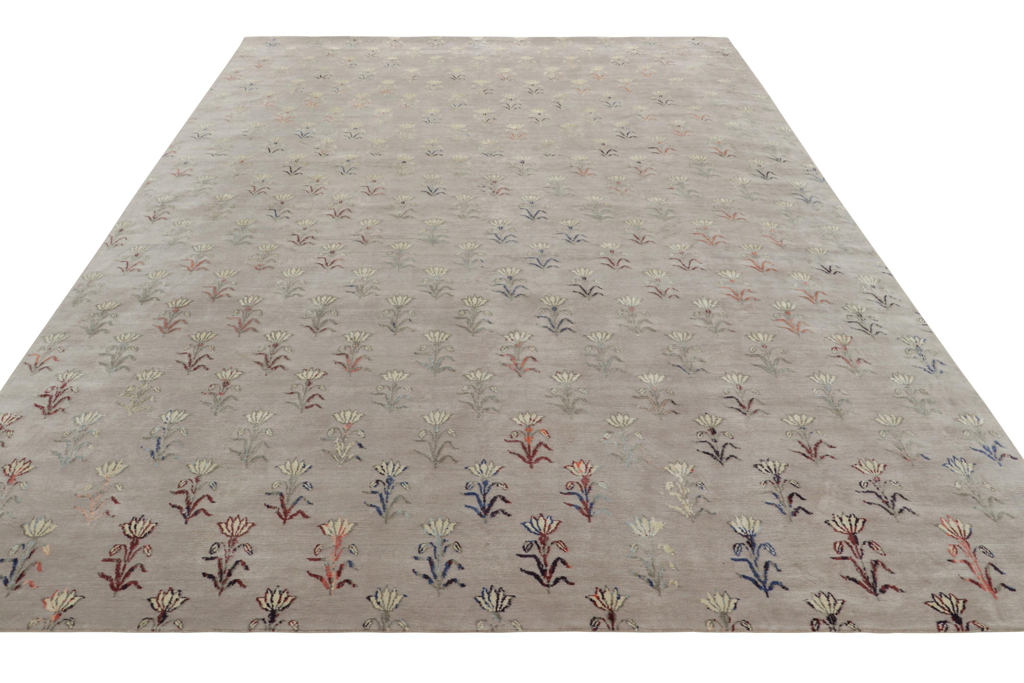 Noué à la main Rug & Kilim's Contemporary Rug in Silver-Gray with Floral Patterns Ethereal (tapis contemporain gris argenté avec motifs floraux) en vente