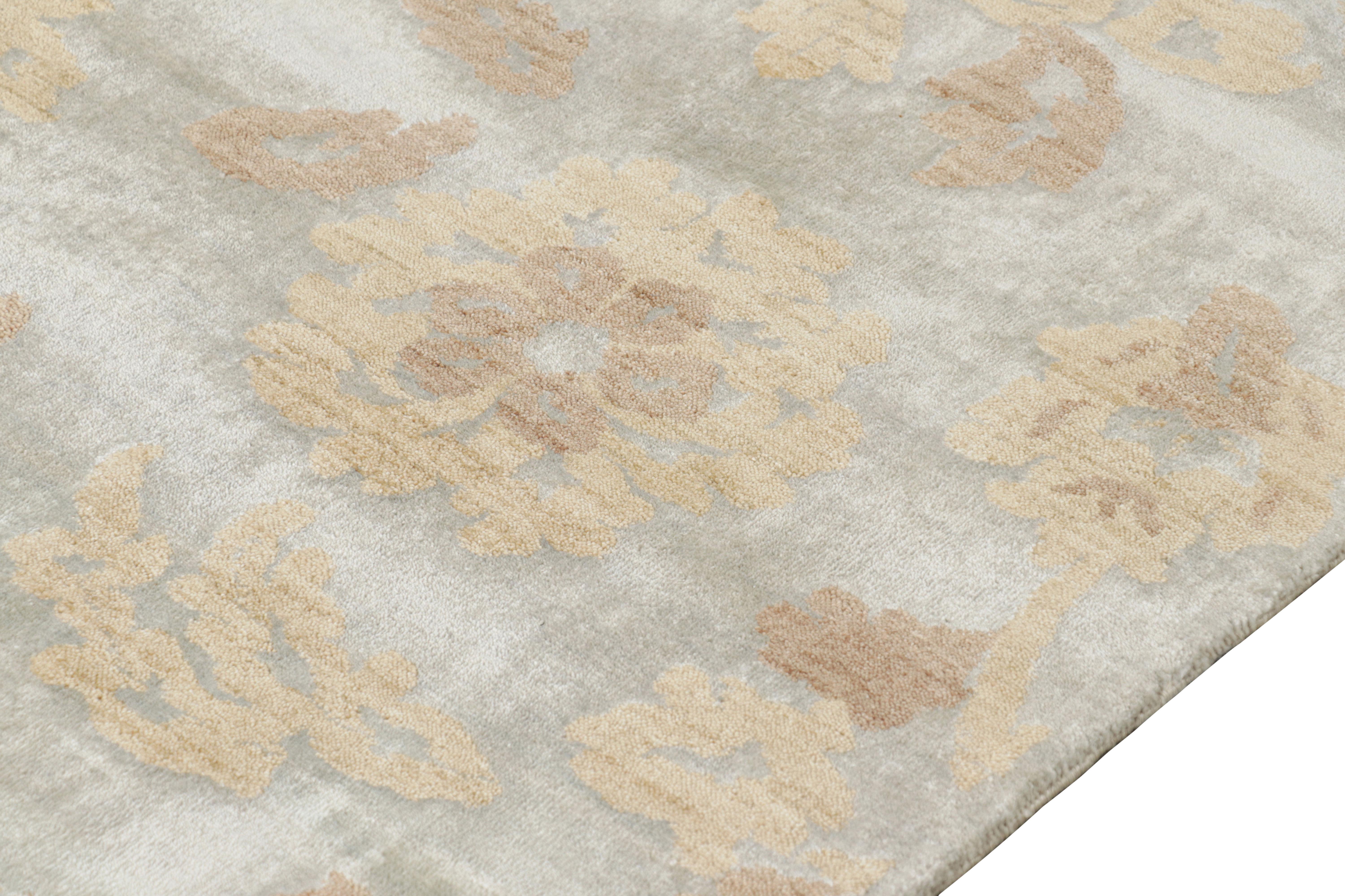 Rug & Kilim’s Contemporary Rug in Silver with Beige-Brown Floral Patterns In New Condition For Sale In Long Island City, NY