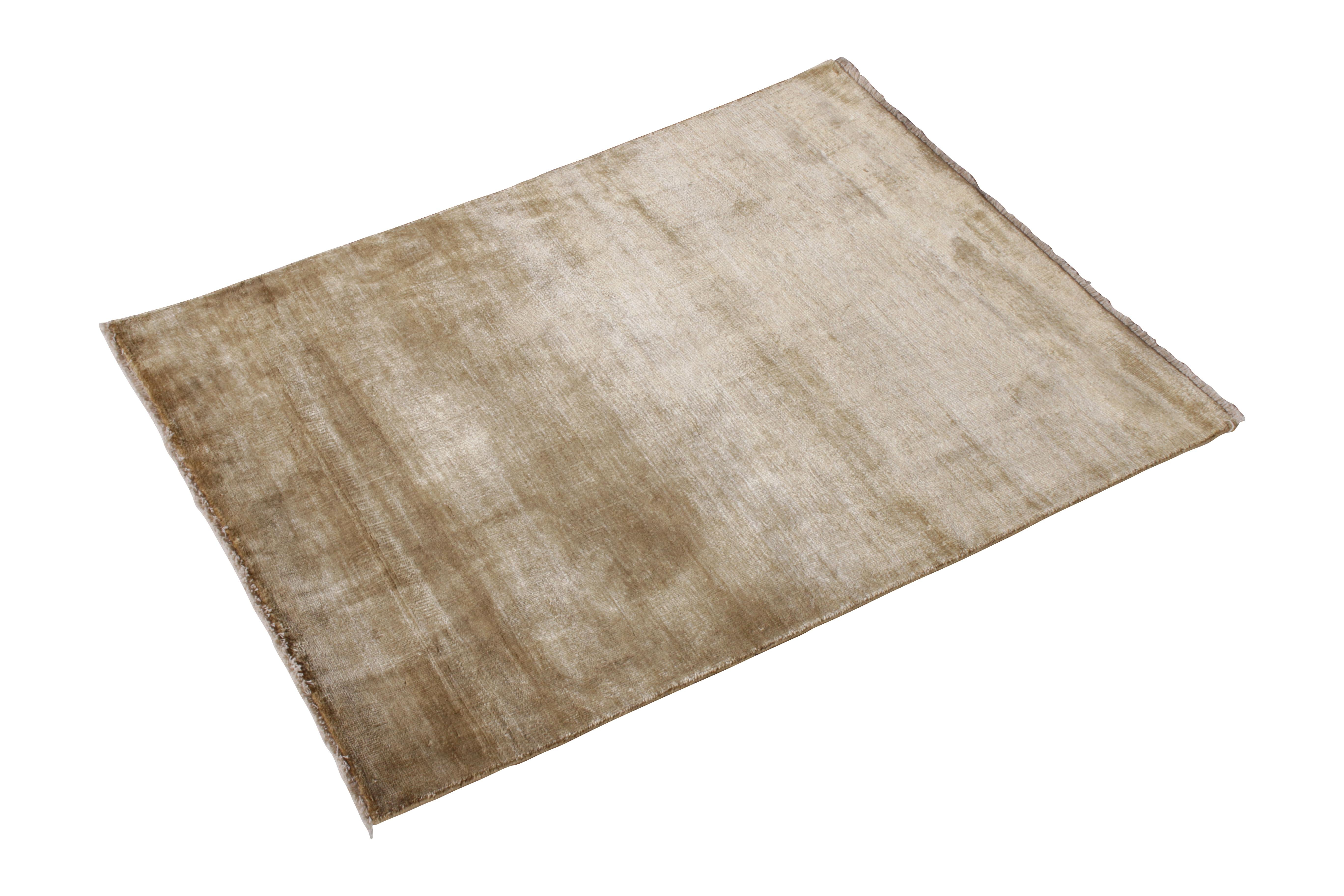 From Rug & Kilim’s Texture of Color collection, this square size 3 x 3 contemporary rug is hand knotted with a blend of all-natural and sari silk in this innovation of plain rug styles and comfortable versatility. The natural sheen of the silk blend