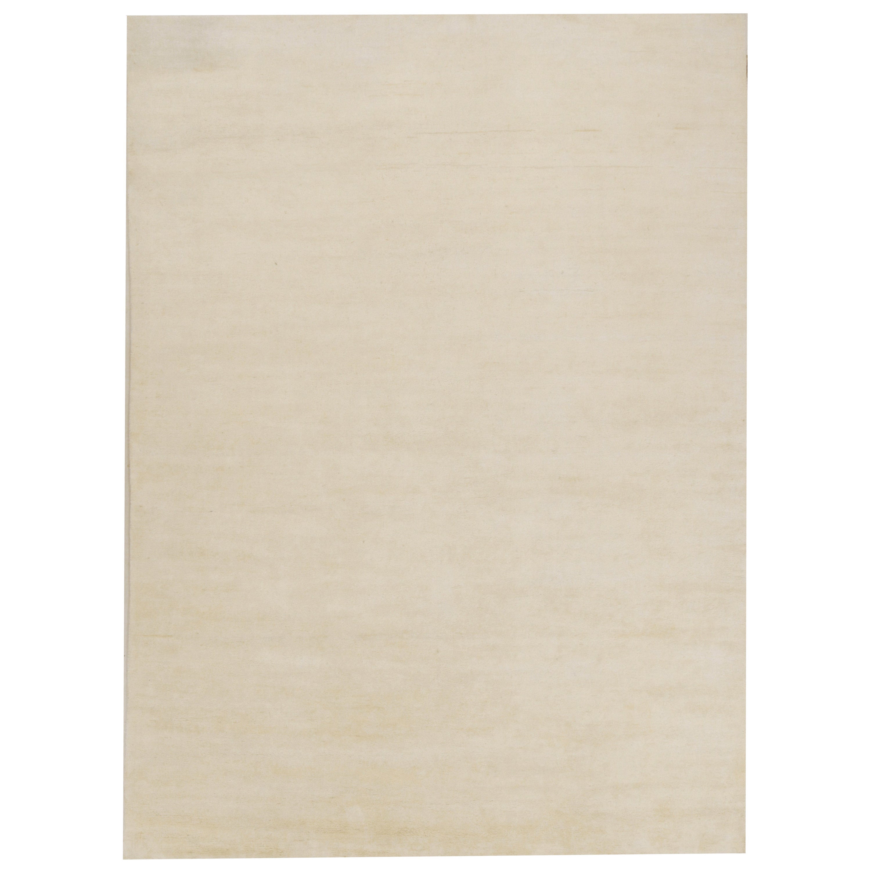 Ce tapis 10x14 est une nouvelle entrée grandiose dans la Collection Texture of Color de Rug & Kilim. Noué à la main en soie.
Plus loin dans le Design :
La Collectional propose une approche inventive des tapis unis et une approche sans motif dans des