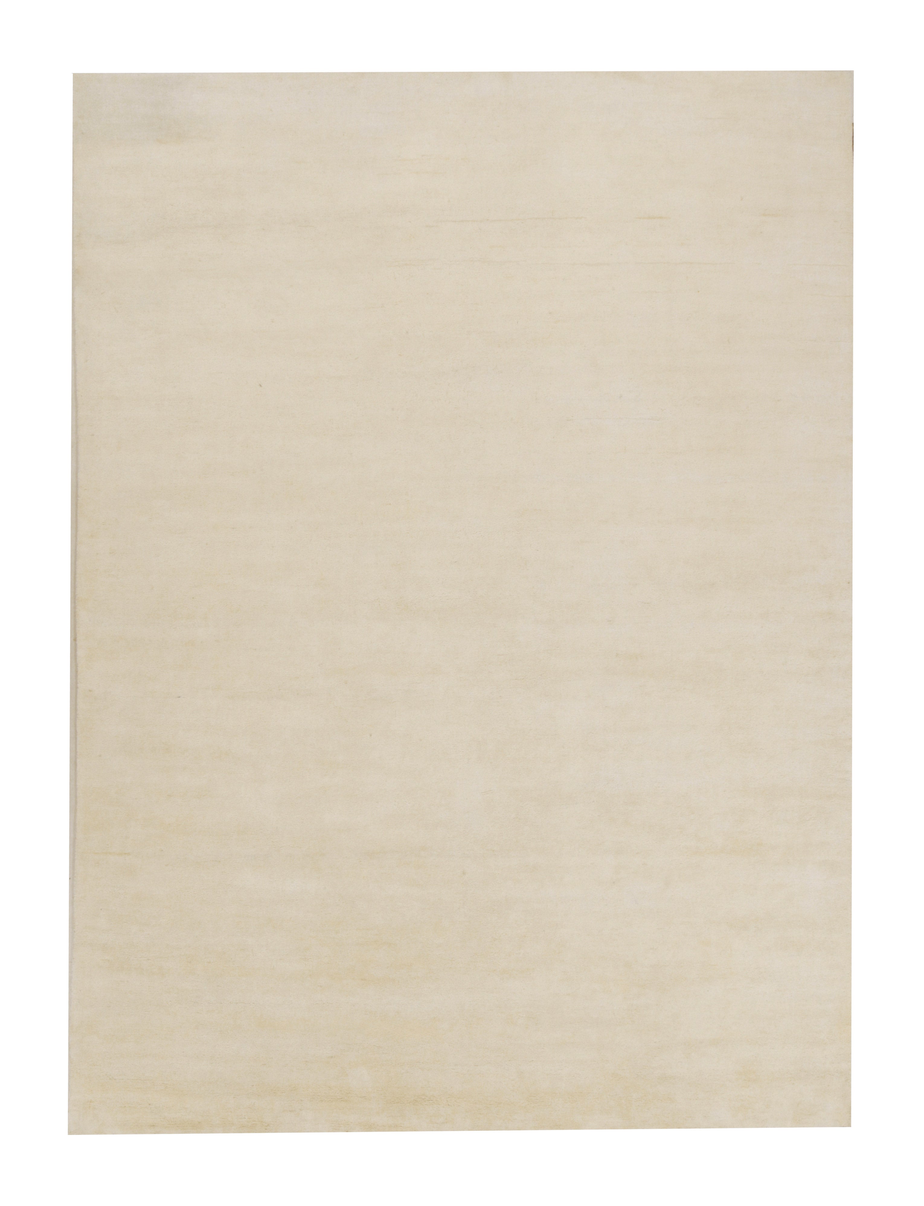 Ce tapis 10x14 est une nouvelle entrée grandiose dans la Collection Texture of Color de Rug & Kilim. Noué à la main en soie et en coton.
Plus loin dans le Design :
La Collectional propose une approche inventive des tapis unis et une approche sans