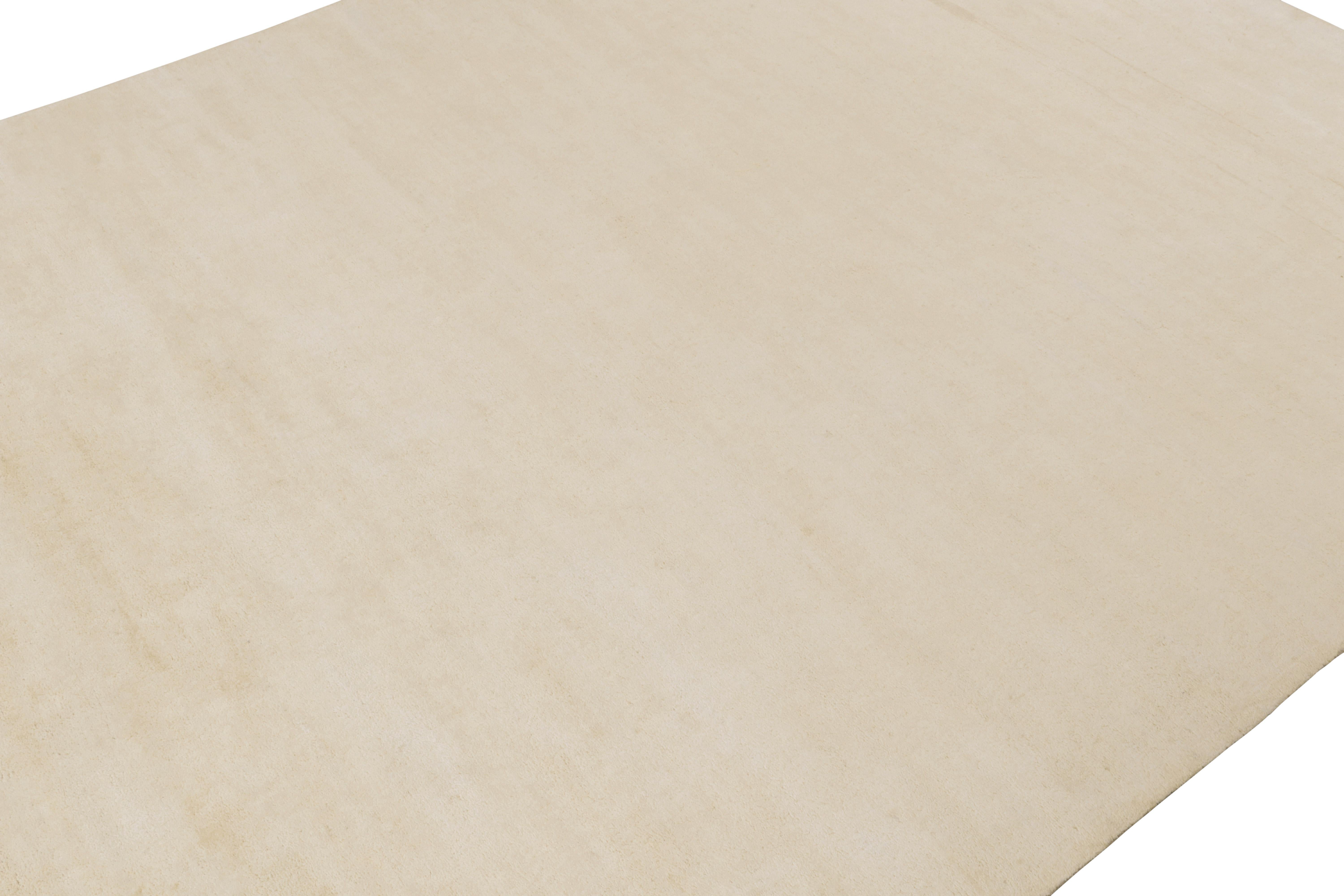 Indien Tapis contemporain de Rug & Kilim dans les tons beige-brun unis en vente