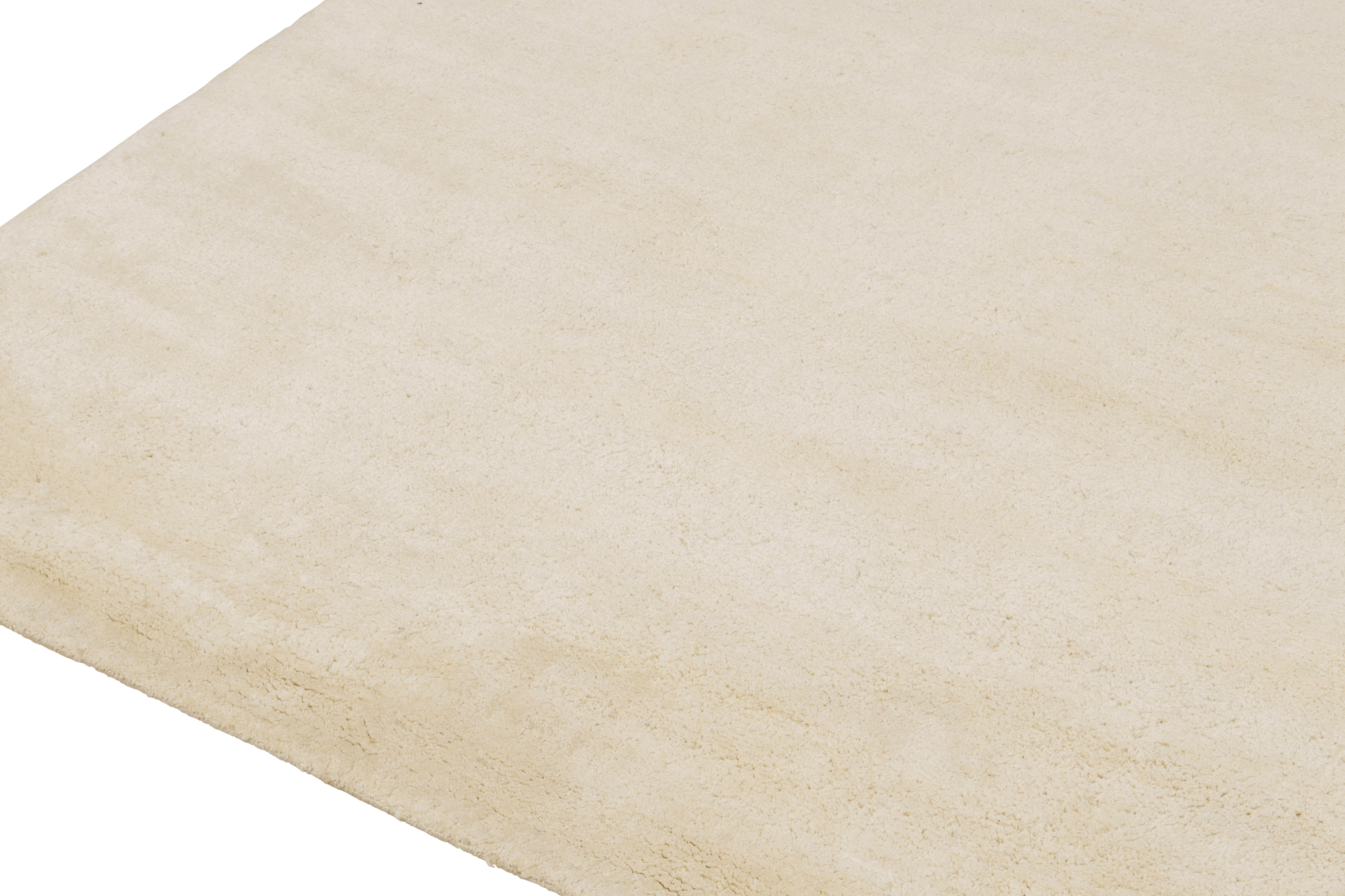 Noué à la main Tapis contemporain de Rug & Kilim dans les tons beige-brun unis en vente