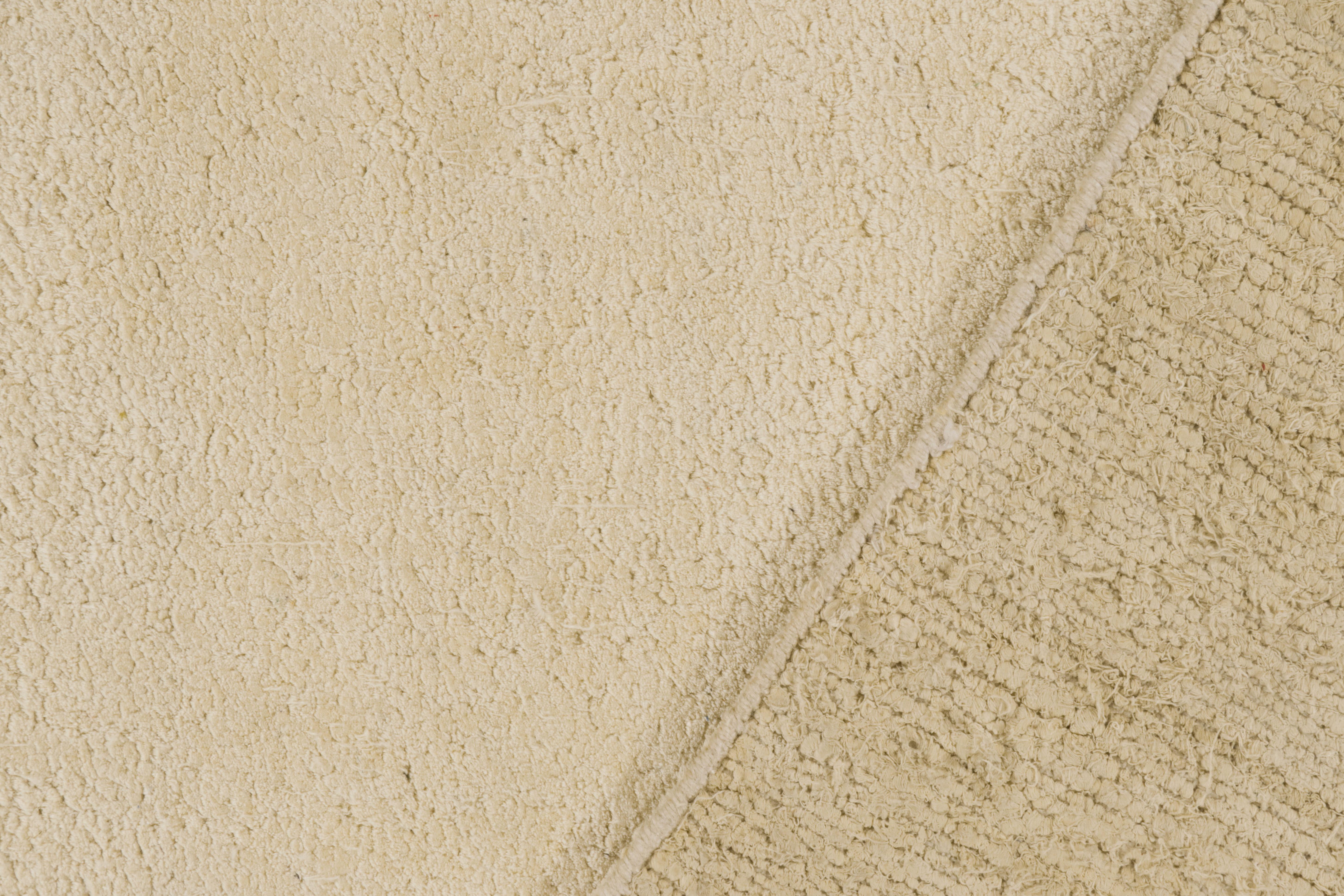 XXIe siècle et contemporain Tapis contemporain de Rug & Kilim dans les tons beige-brun unis en vente