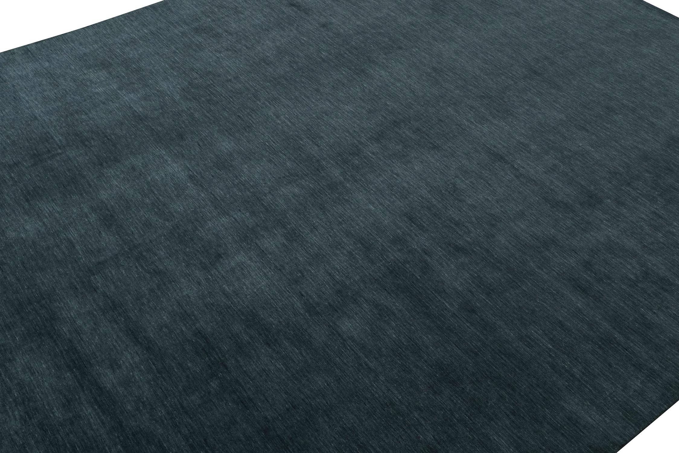 Annodato a mano Rug & Kilim è un tappeto contemporaneo in tinta unita nera e grigio scuro. in vendita