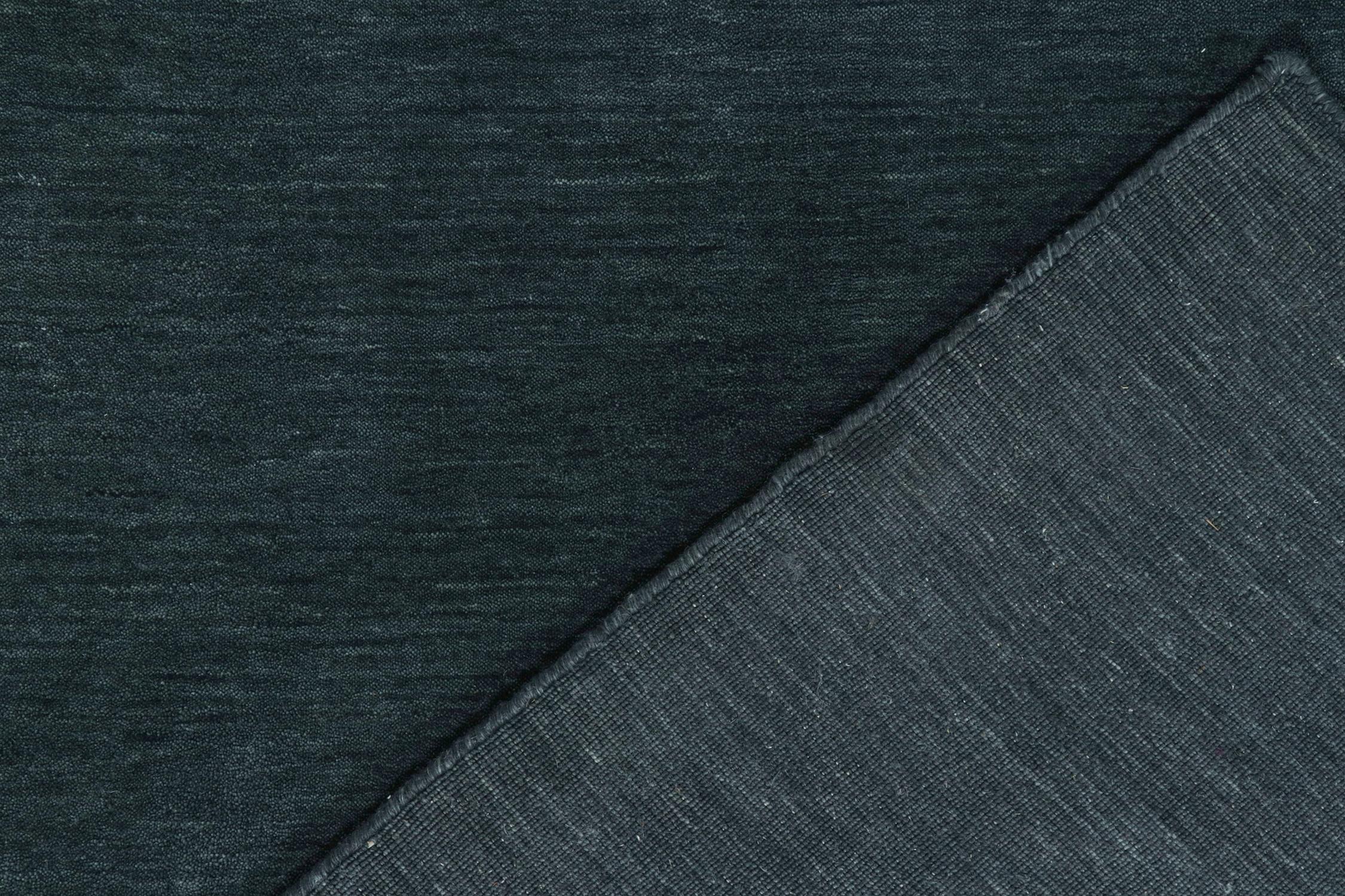 XXI secolo e contemporaneo Rug & Kilim è un tappeto contemporaneo in tinta unita nera e grigio scuro. in vendita