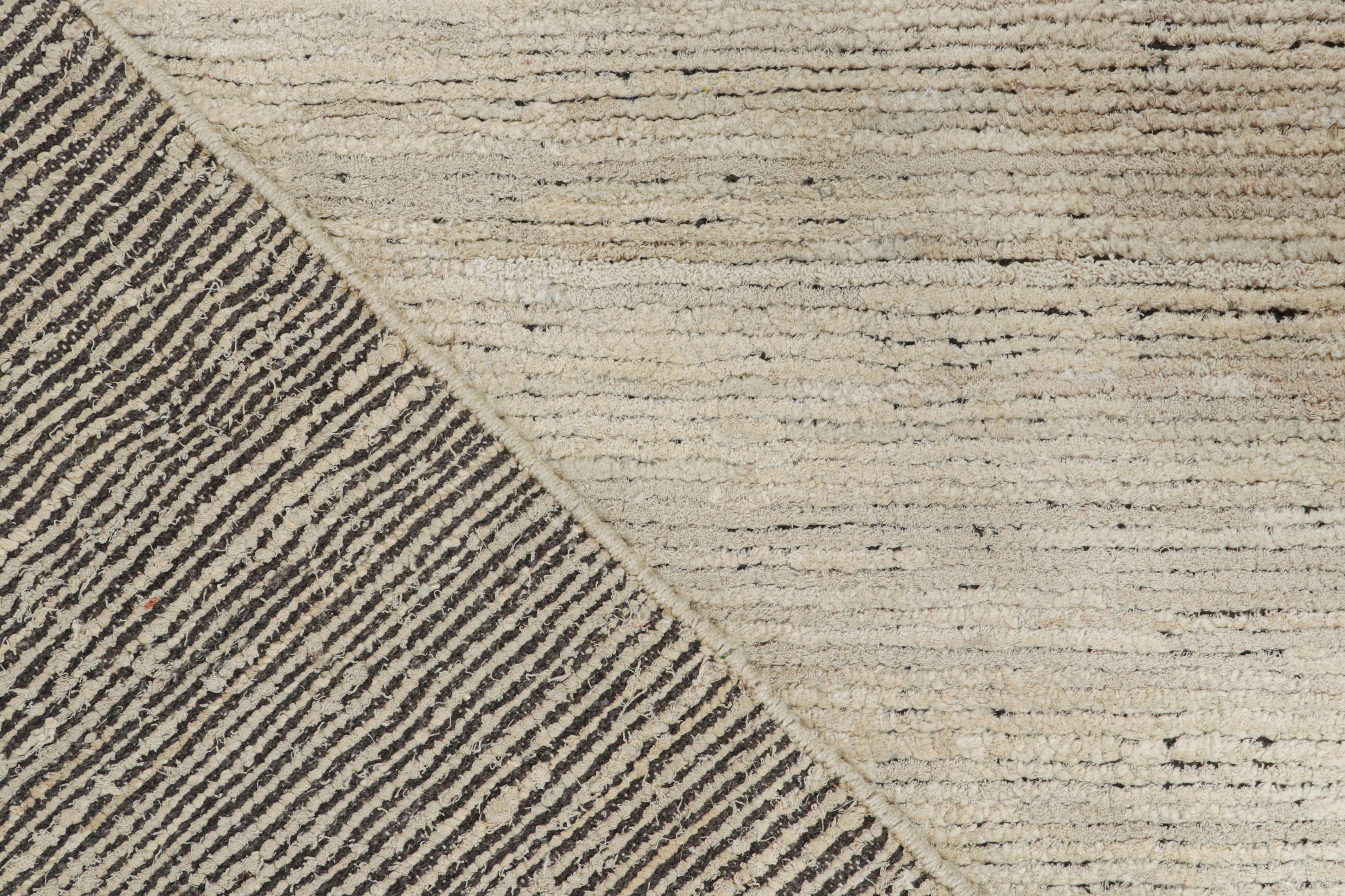 XXIe siècle et contemporain Rug & Kilim's Contemporary Rug in Solid Gray and Beige Tones (Tapis contemporain dans les tons gris et beige) en vente